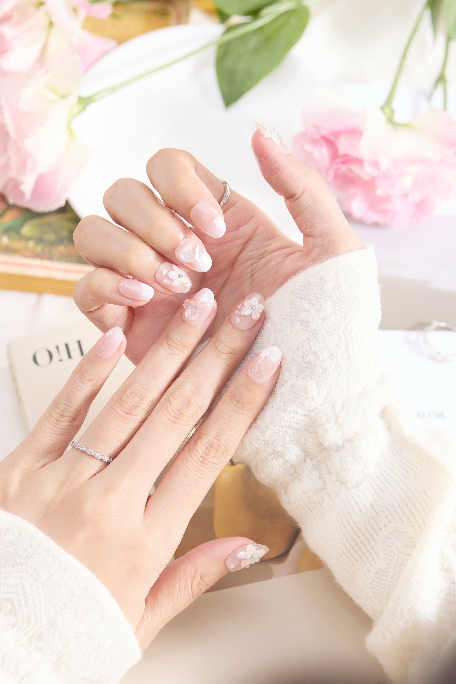 ootd.nail 立体フラワー × 透け感ピンク ジェルネイルチップ 着用イメージ｜ふんわりピンクにクリアフラワーとオーロラの輝きを添えた、春らしいガーリーデザイン。繰り返し使えるリユーザブルネイル。