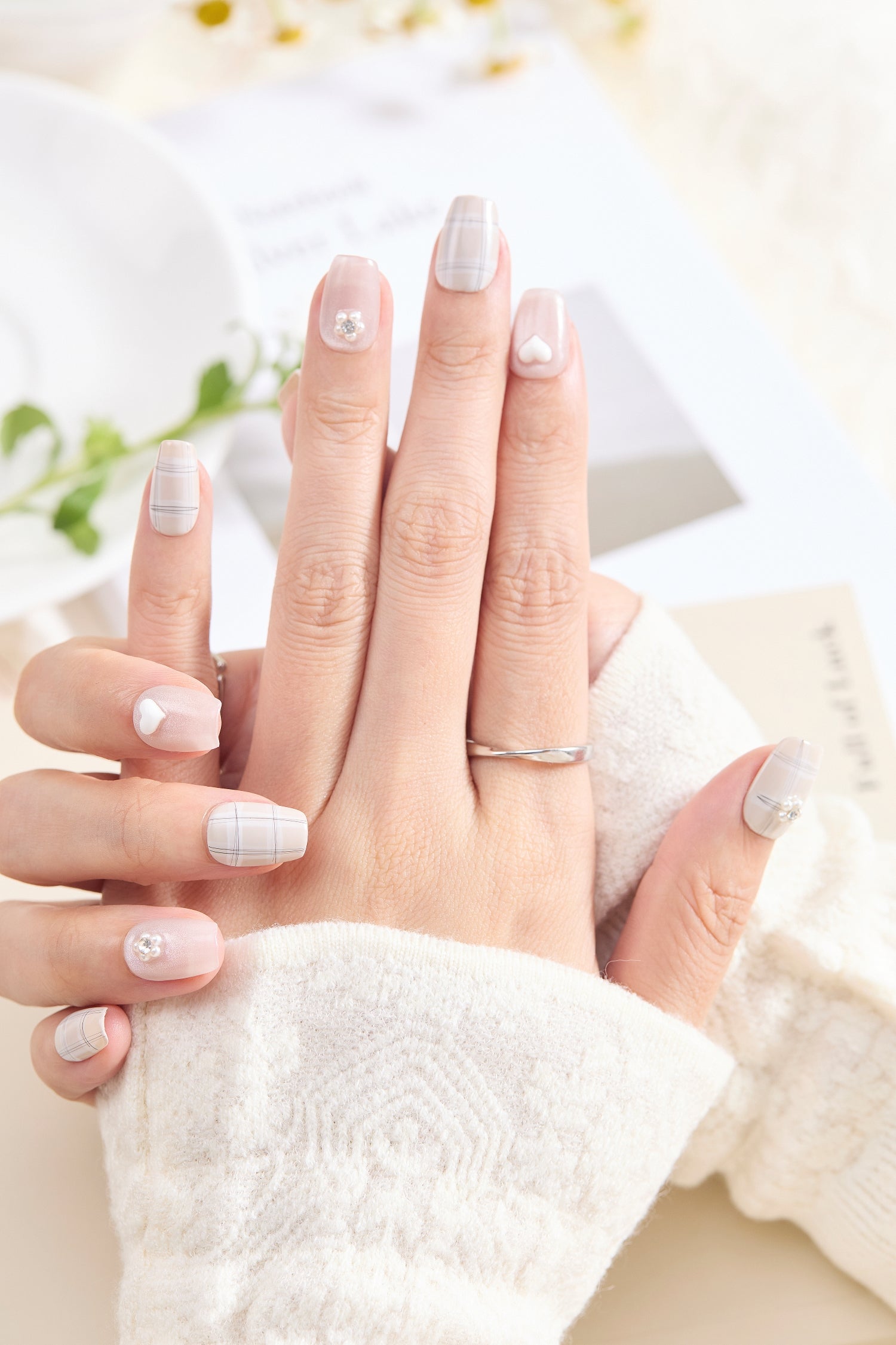 ootd.nail ベージュチェック × ハート＆フラワービジュー ジェルネイルチップ 着用イメージ｜淡いベージュのチェック柄に立体ハートとパールビジューを添えた上品ガーリーデザイン。繰り返し使えるリユーザブルネイル。