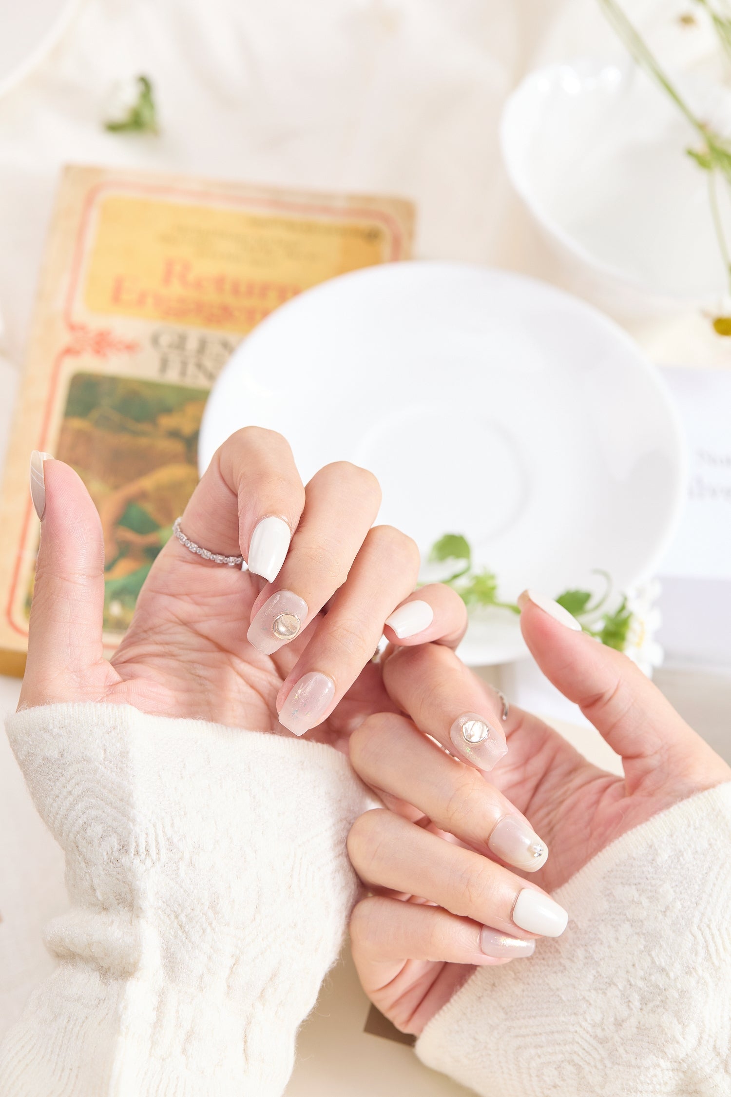 ootd.nail グレージュ × シルバーパーツ ジェルネイルチップ 着用イメージ｜透明感グレージュに大きめメタルチャームとパール風ストーンが輝く大人フェミニンデザイン。officeシーンにも馴染む上品ネイル。