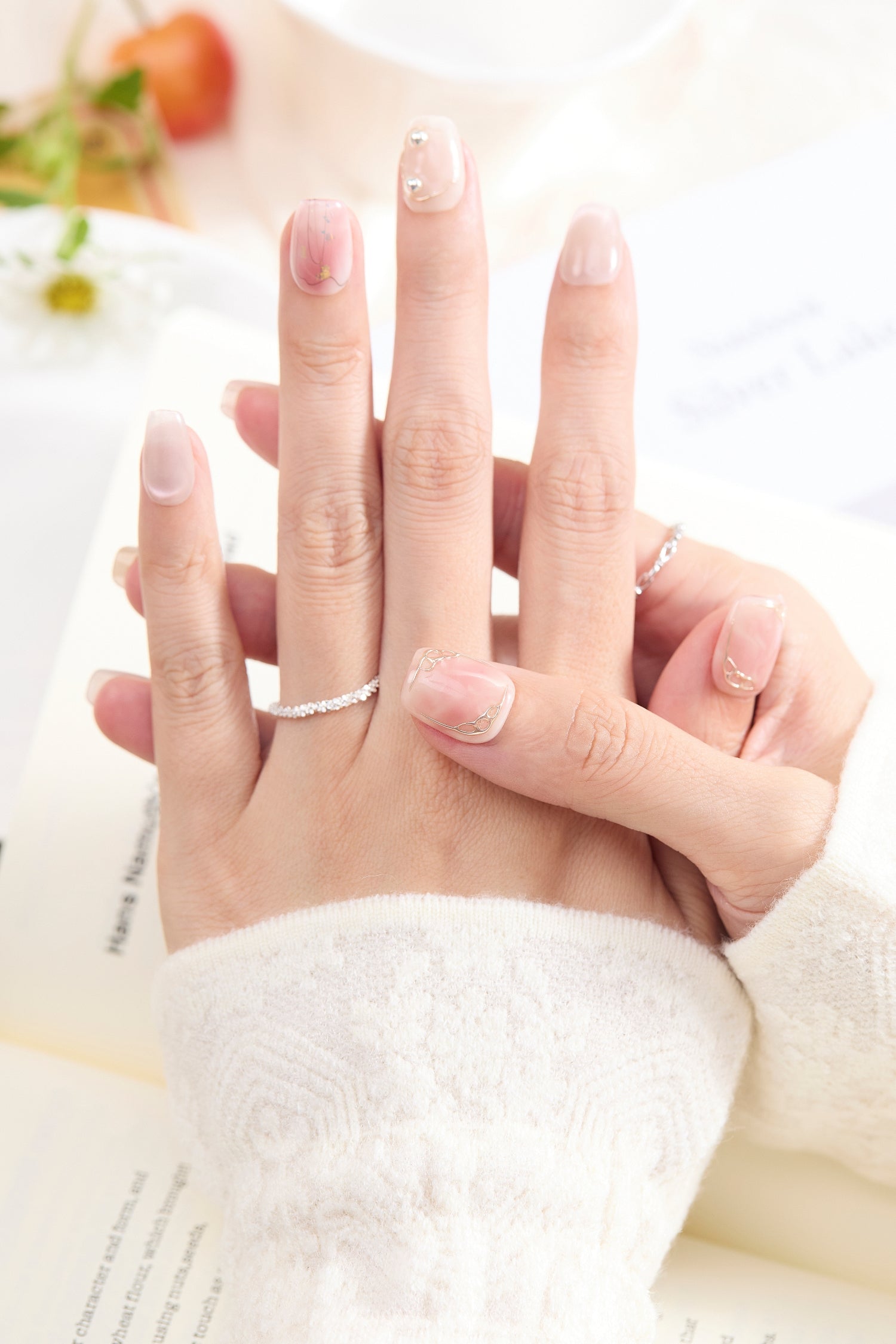 ootd.nail ピンクベージュ × ゴールドニュアンス ジェルネイルチップ 着用イメージ｜透明感ピンクにメタリックラインを重ねた大人ナチュラルデザイン。デイリーにも特別な日にも使えるリユーザブルネイル。
