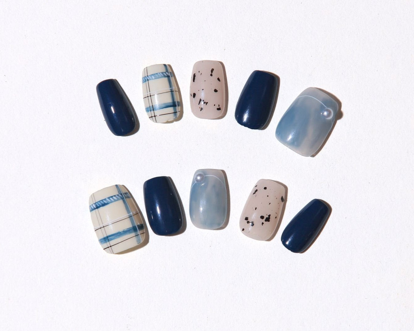 ootd.nail. ネイビーとアイボリーのチェック柄、くすみブルーのパール付き、ダルメシアン柄を組み合わせたリユーザブルネイルチップセット
