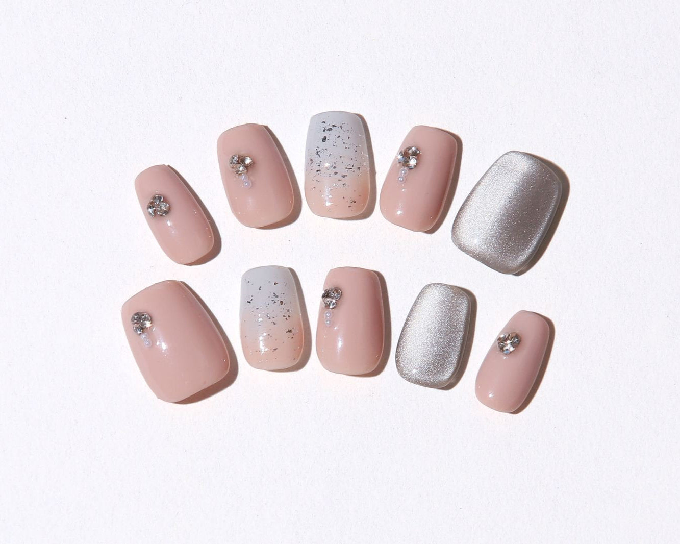 ootd.nail ヌードピンク × シルバーラメ ジェルネイルチップ｜上品なヌードピンクにストーン、グラデラメ、シルバーマグネットを合わせた大人可愛いデザイン。繰り返し使えるリユーザブルネイル。