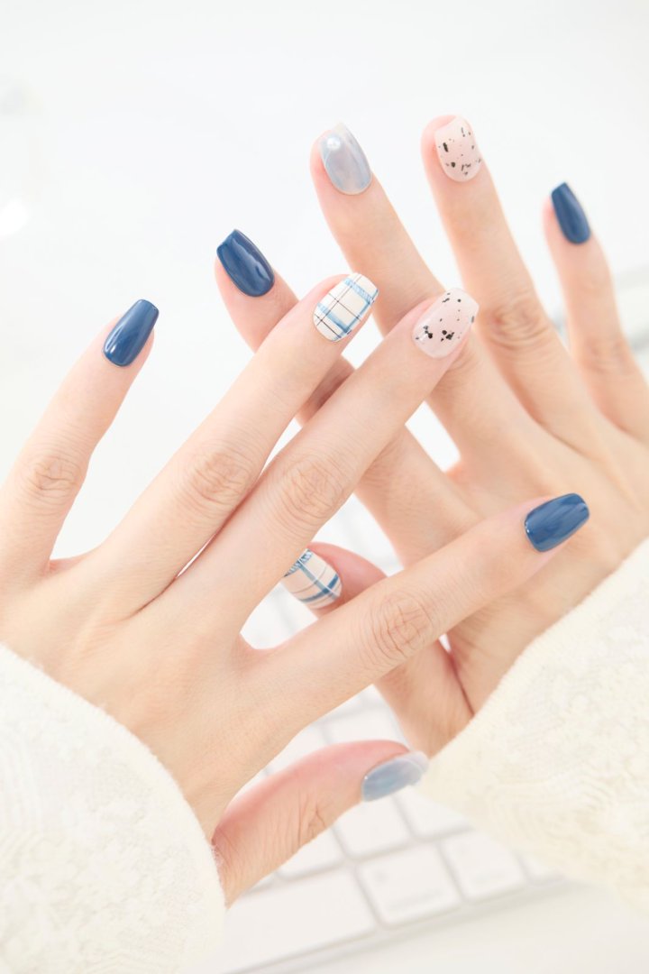 ootd.nail ネイビー × チェック柄 ジェルネイルチップ 着用イメージ｜濃紺、ブルーチェック、スプリンクル柄を組み合わせた上品カジュアルなデザイン。繰り返し使えるリユーザブルネイルチップ。