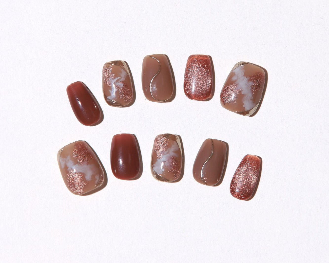 ootd.nail ブラウン × マグネット × マーブル ジェルネイルチップ｜くすみブラウンにマグネットラメ、ニュアンスマーブルを組み合わせた大人上品デザイン。秋冬にぴったりのトレンドネイル。繰り返し使えるリユーザブルネイルチップ。