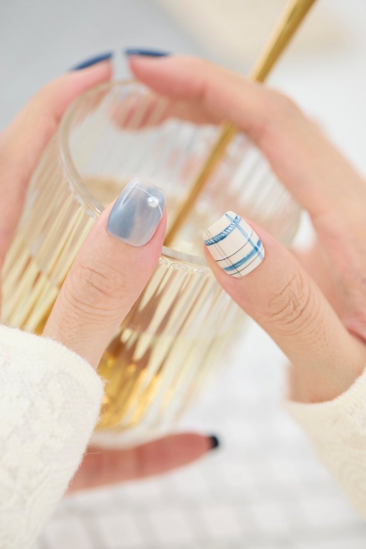 ootd.nail ネイビー × チェック柄 ジェルネイルチップ 着用イメージ｜濃紺、ブルーチェック、スプリンクル柄を組み合わせた上品カジュアルなデザイン。繰り返し使えるリユーザブルネイルチップ。