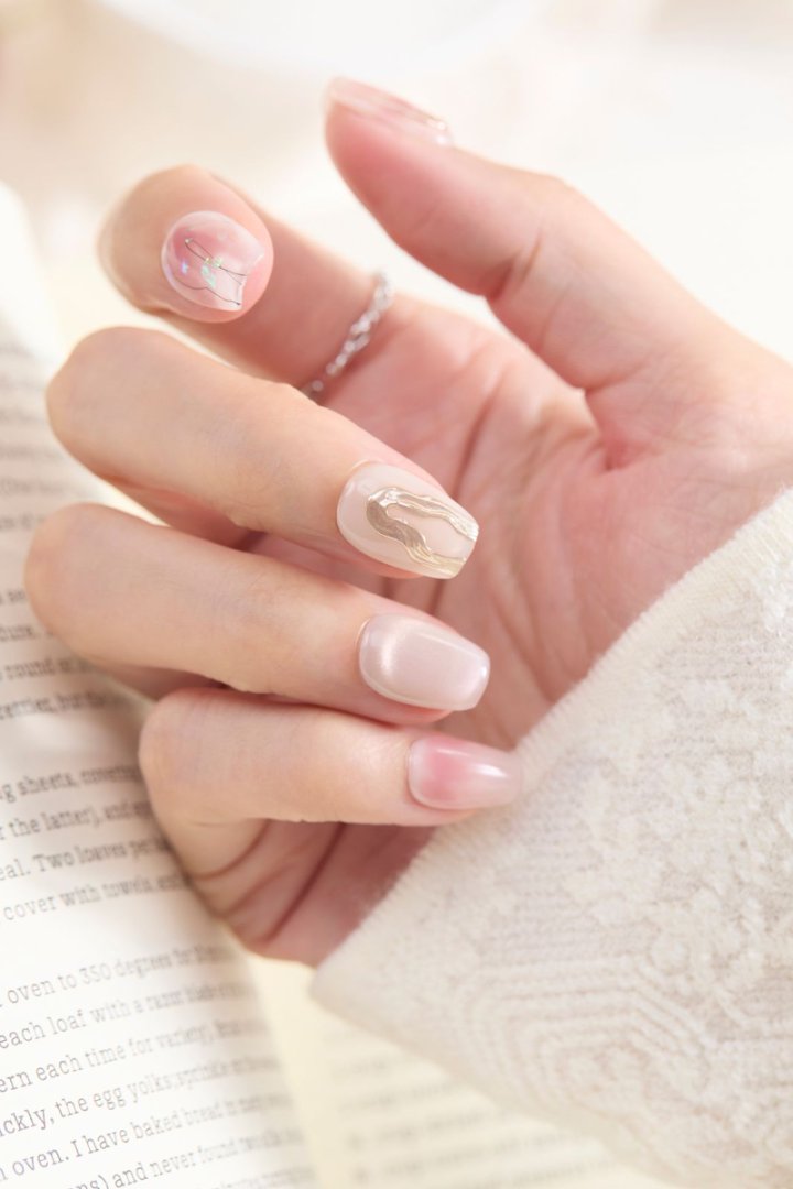 ootd.nail ピンクベージュ × ゴールドニュアンス ジェルネイルチップ 着用イメージ｜透明感ピンクにメタリックラインを重ねた大人ナチュラルデザイン。デイリーにも特別な日にも使えるリユーザブルネイル。