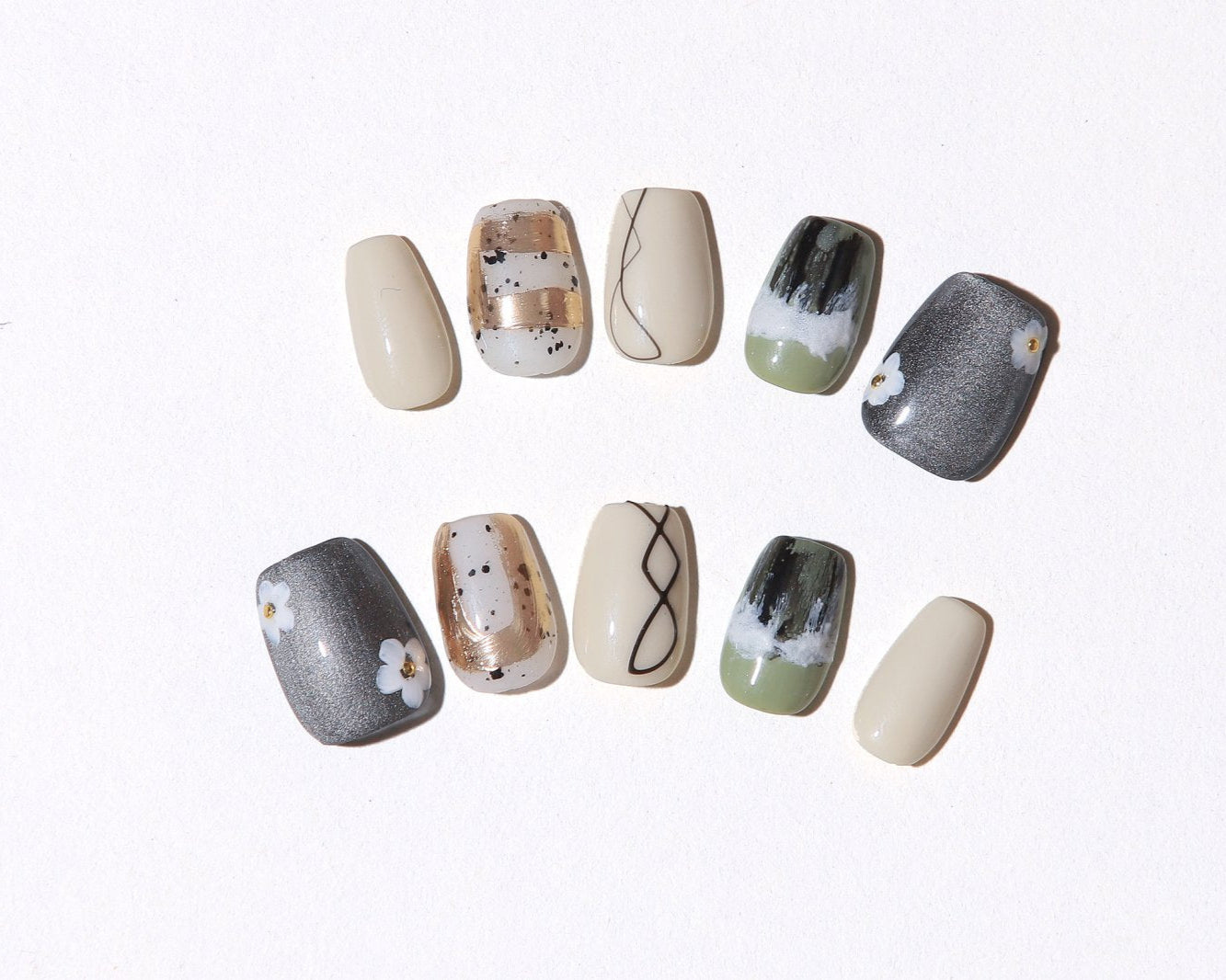 ootd.nail モノトーンフラワー ジェルネイルチップ｜グレー・カーキ・ベージュを基調に、繊細な白い花とゴールドアクセントを加えた大人モードデザイン。シックで洗練された印象を与える、繰り返し使えるジェルネイルチップ。