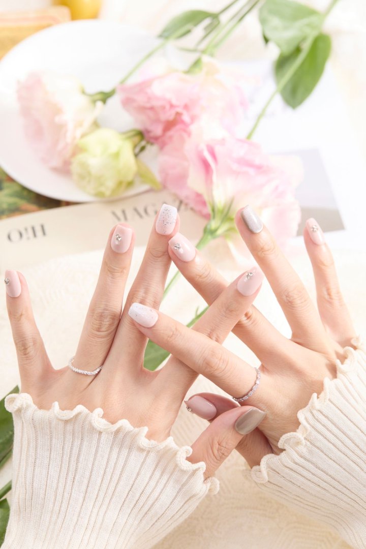 ootd.nail ヌードピンク × シルバーラメ ジェルネイルチップ 着用イメージ｜上品なピンクベージュにストーンとラメを散りばめた清楚な指先を演出。デートやオフィスにも使える繰り返し使えるリユーザブルネイル。