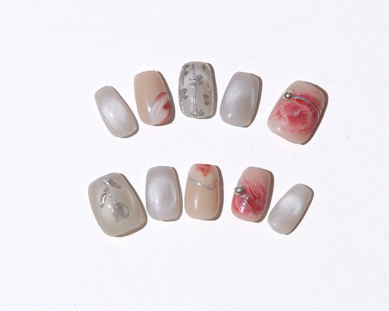 ootd.nail グレージュ × レッドマーブル ジェルネイルチップ｜ふんわり赤マーブルとシルバーリーフの上品デザイン。大人かわいいニュアンスアートで、繰り返し使えるリユーザブルネイル。