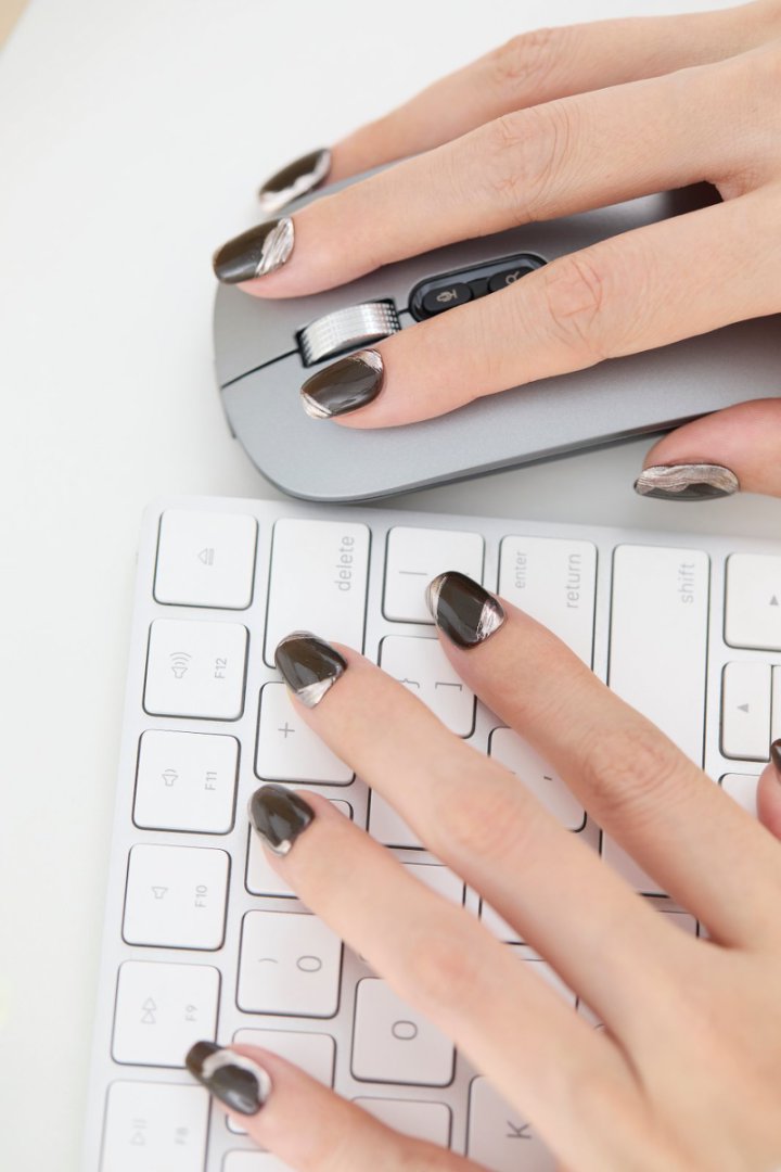 ootd.nail ダークブラウン × メタリックニュアンス ジェルネイルチップ 着用イメージ｜深みのあるブラウンにシルバーのニュアンスラインを重ねたモードな指先。繰り返し使えるリユーザブルネイル