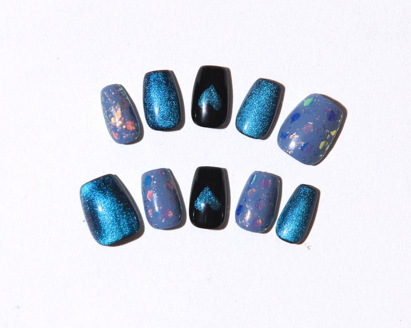 ブルーのマグネット×オーロラフレークが輝くリユーザブルネイルチップ｜ブラックにハートアートを添えたクールなデザインセット。