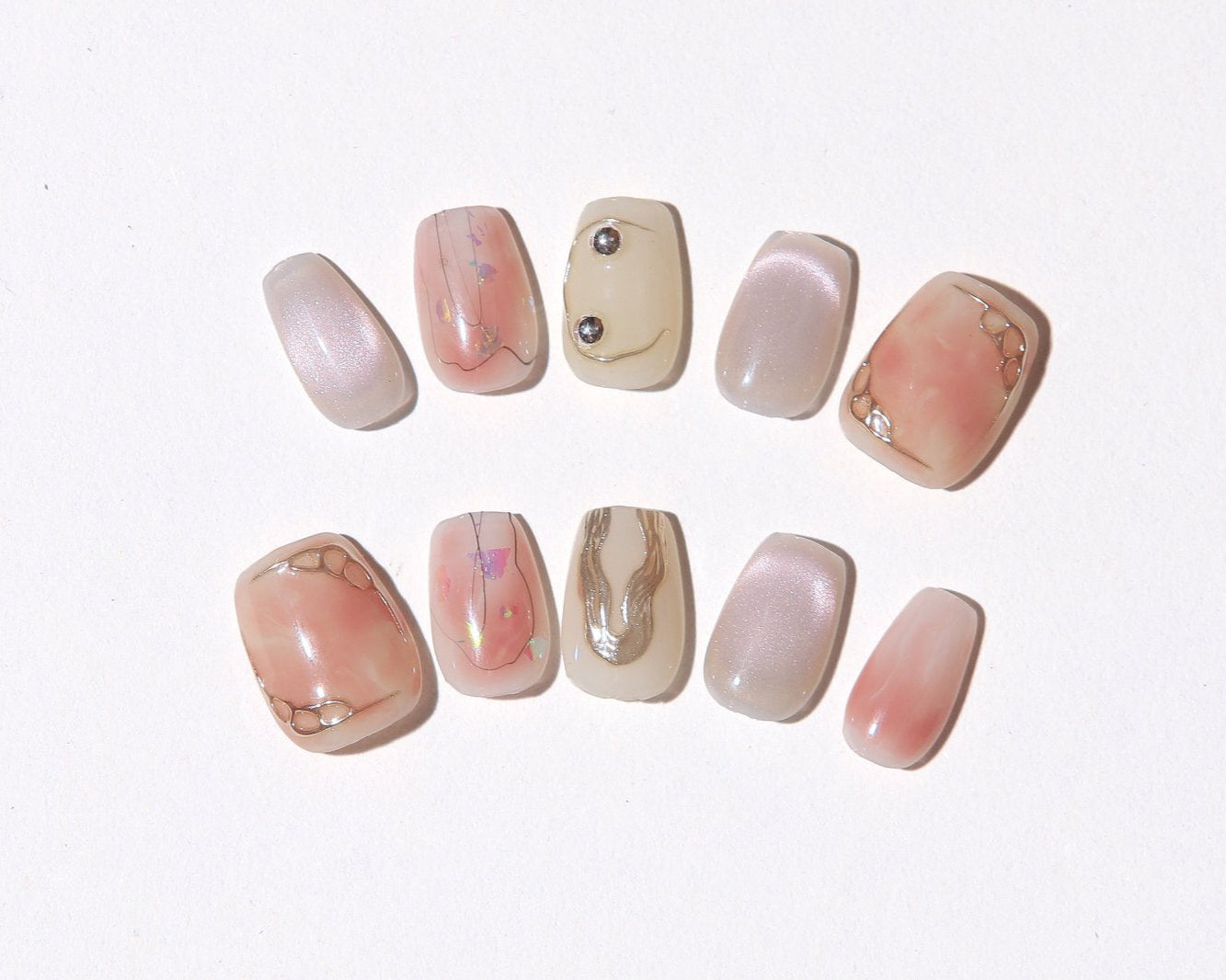 ootd.nail ピンクベージュ × ゴールドニュアンス ジェルネイルチップ｜乳白ピンクにオーロラフィルム・メタリックライン・ゴールドドロップを重ねた上品アート。オフィスにも使える大人可愛いデザイン。