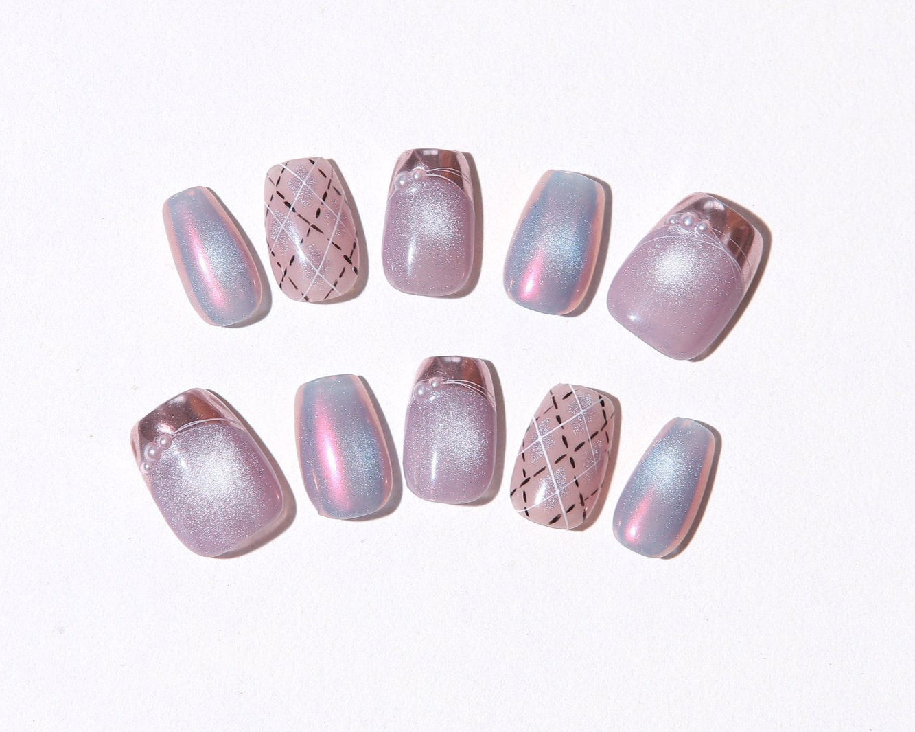 ootd.nail ピンクラメ ×オーロラ　チェック柄　ジェルネイルチップ｜くすみピンクにシルバーラメ、繊細なパールアートとシルバーフレンチデザインを組み合わせた大人可愛いデザイン。繰り返し使えるリユーザブルネイル。