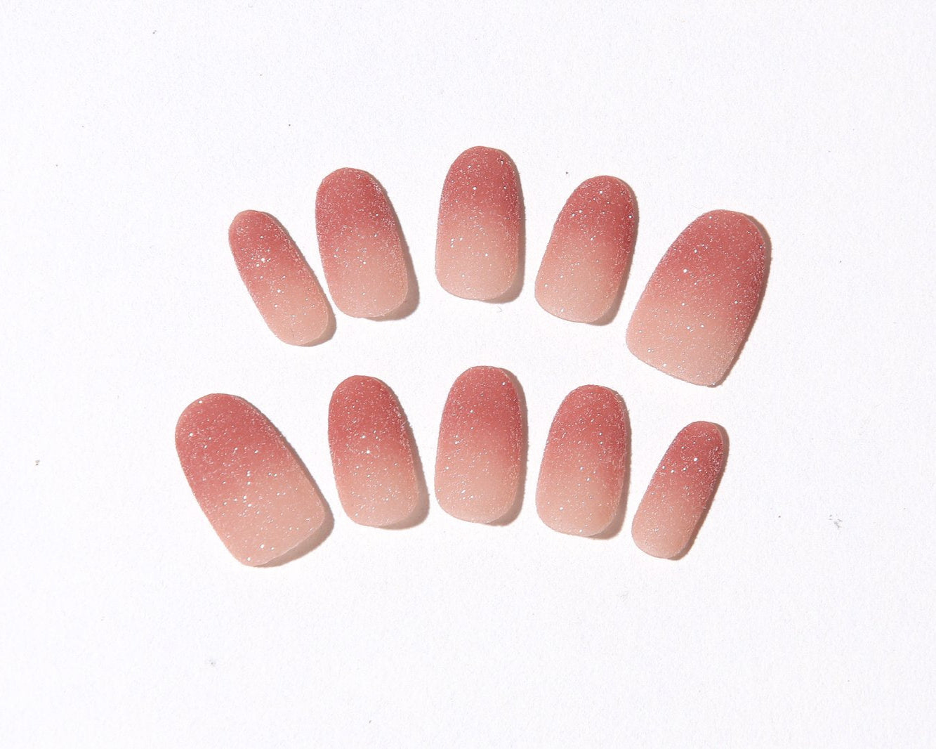 ootd.nail ピンクグラデーション ジェルネイルチップ｜細かなラメが輝くピンクベージュのグラデーションデザイン。上品で女性らしい指先を演出するサロン級リユーザブルネイル。