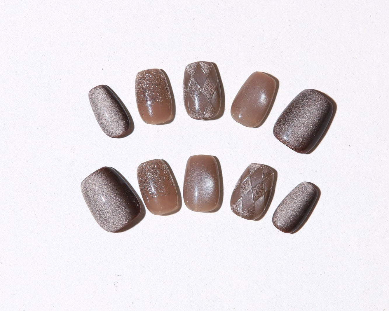 おしゃれで洗練されたブラウンニュアンスネイルチップ｜上品なマグネットブラウンと凹凸キルティング風アートが大人可愛い指先を演出するデザイン。繰り返し使えるリユーザブルネイル。
