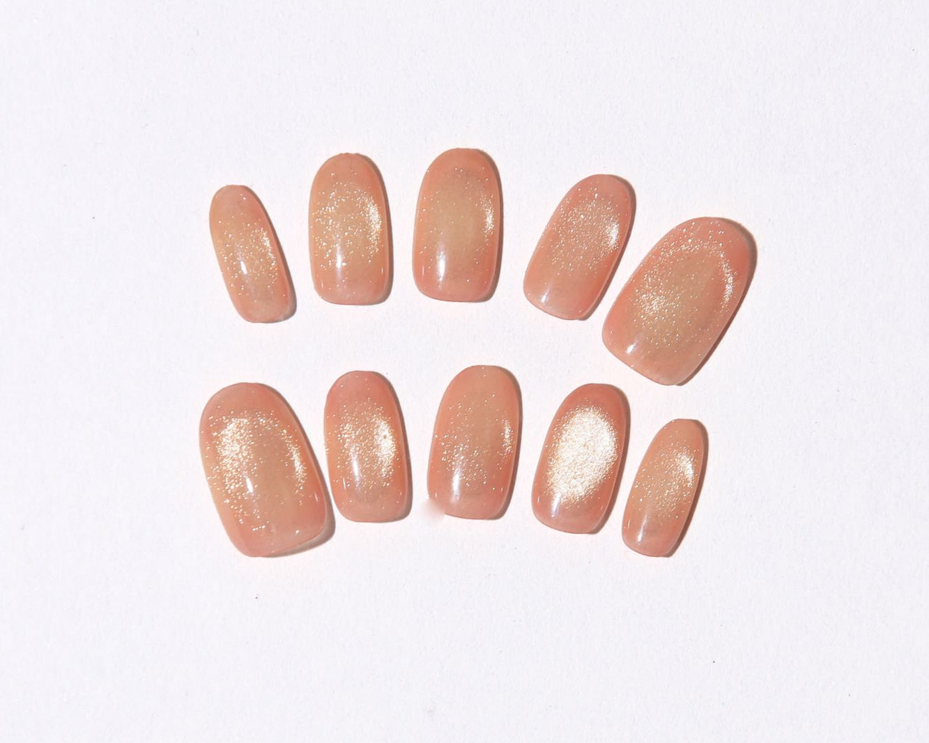 ootd.nail ヌードコーラル × ゴールドヴェール ジェルネイルチップ｜ふわっと透けるコーラルに微細ゴールドがきらめく上品デザイン。肌馴染み抜群でオフィスからデートまで万能に輝く指先に。
