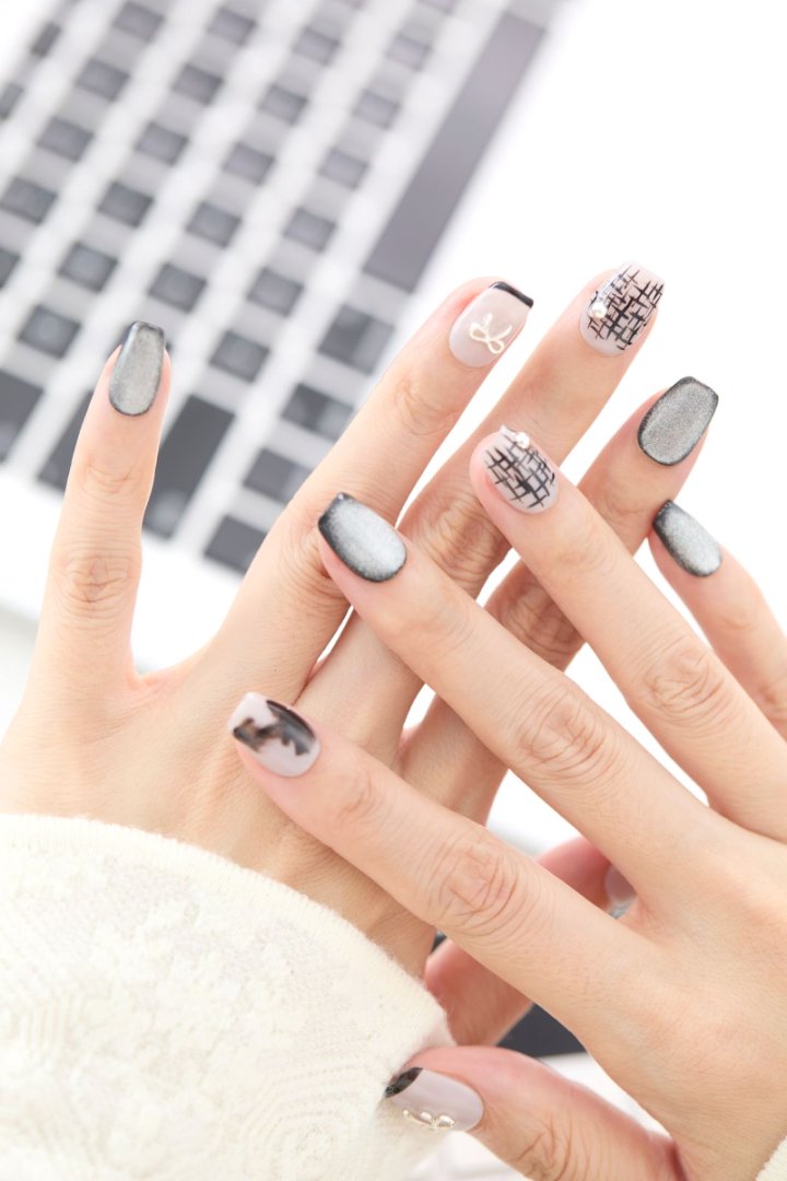 ootd.nail グレー × ブラックアート ジェルネイルチップ 着用イメージ｜シルバーラメ、手描き風格子ライン、ブラックフレンチ、上品リボンパーツを組み合わせた大人モードなデザイン。繰り返し使えるリユーザブルネイル。