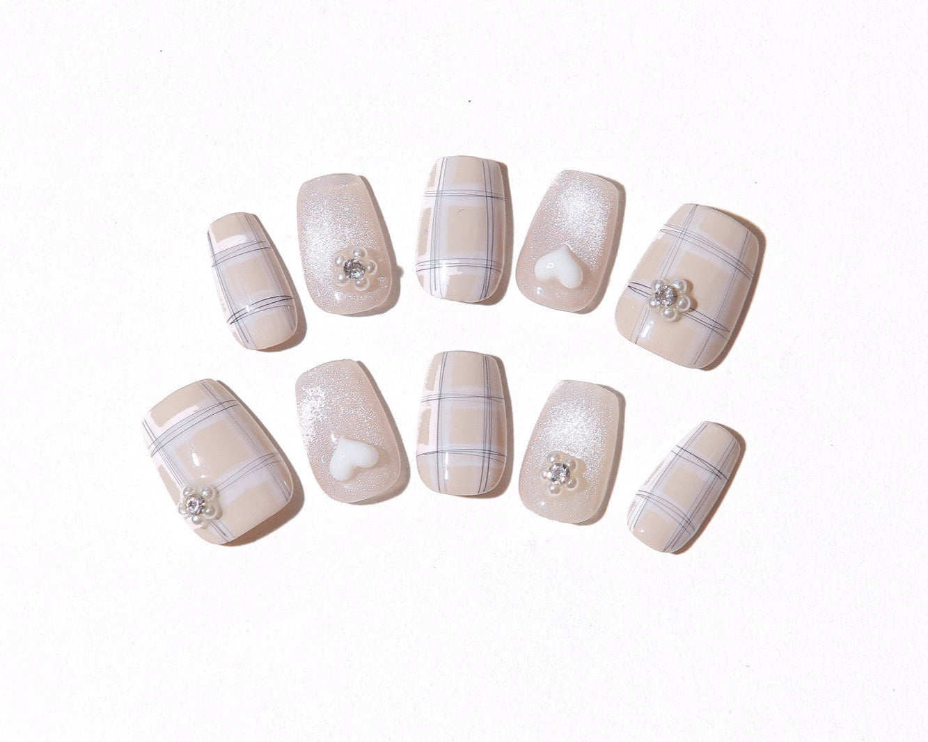 ootd.nail ベージュチェック × ハートパーツ ジェルネイルチップ｜上品ベージュのチェック柄にぷっくり白ハート＆フラワービジューを合わせたガーリー大人デザイン。繰り返し使えるリユーザブルネイル。
