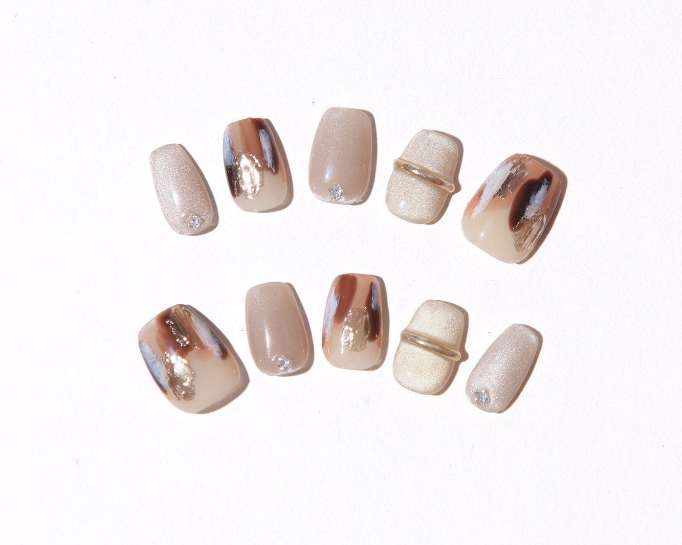 ootd.nail ブラウンニュアンス ジェルネイルチップ｜ブラウンとベージュを重ねたニュアンスデザインに、メタルパーツと控えめなラメを添えた上品な仕上がり。落ち着いた印象でオフィスにもぴったりな、繰り返し使えるジェルネイルチップ。