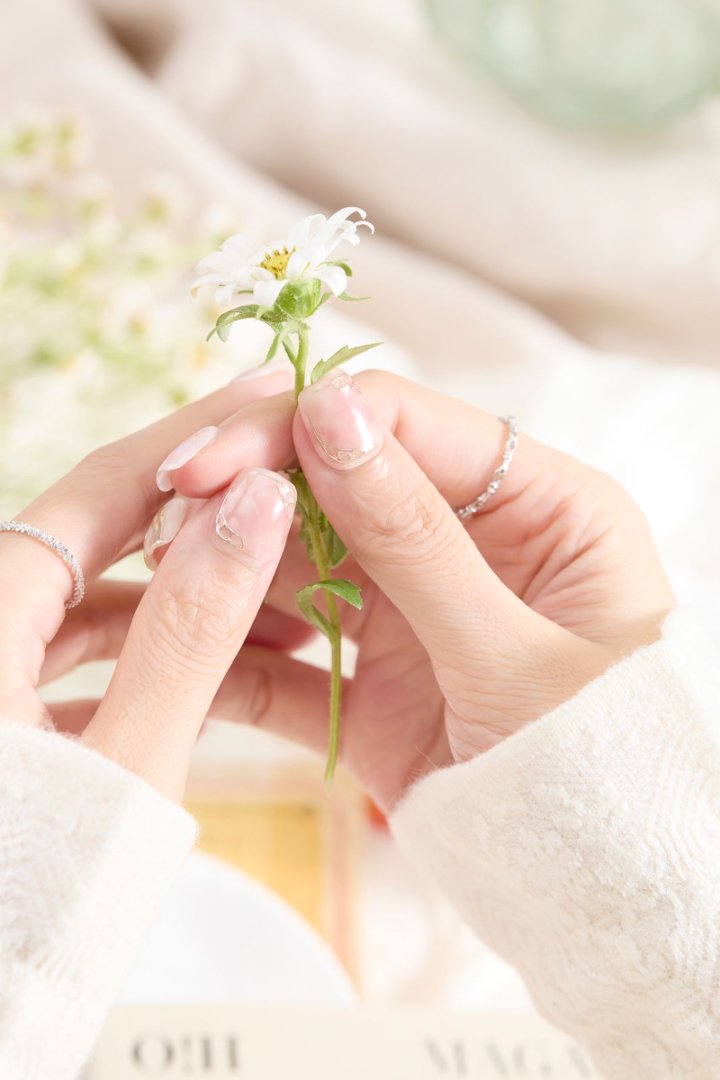 ootd.nail ピンクベージュ × ゴールドニュアンス ジェルネイルチップ 着用イメージ｜乳白ピンクにオーロラフィルム・メタリックライン・ゴールドドロップを重ねた上品アート。オフィスにも使える大人可愛いデザイン。
