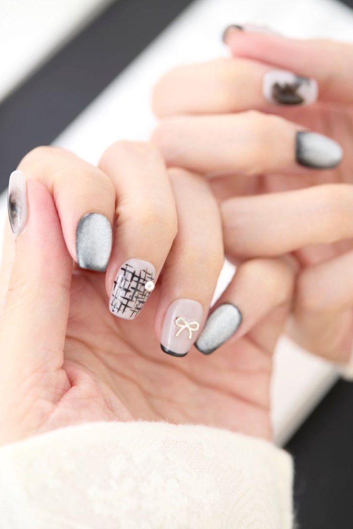 ootd.nail グレー × ブラックアート ジェルネイルチップ 着用イメージ｜シルバーラメ、手描き風格子ライン、ブラックフレンチ、上品リボンパーツを組み合わせた大人モードなデザイン。繰り返し使えるリユーザブルネイル。