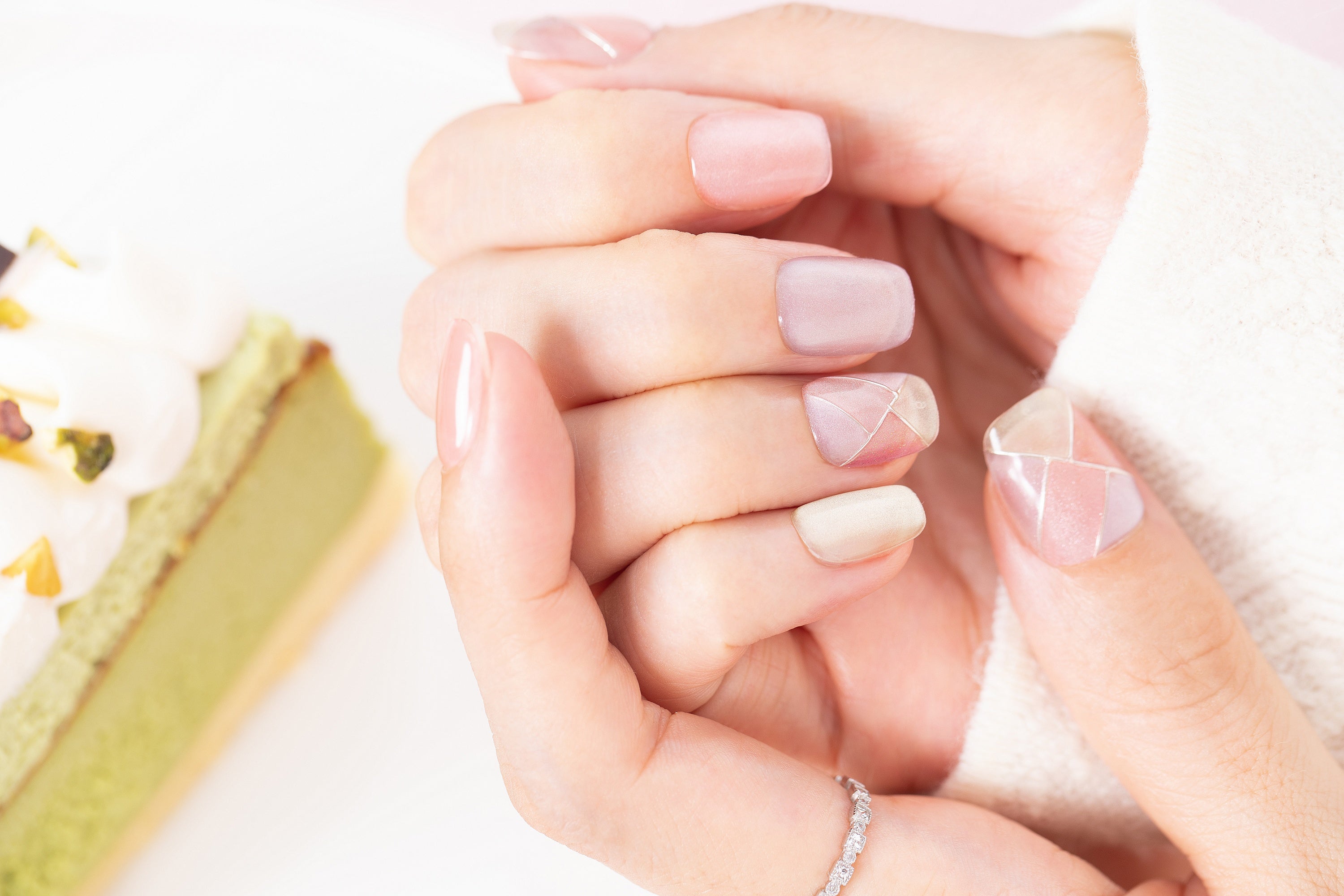 ootd.nail トライカラーブロッキング ジェルネイルチップ 着用イメージ｜ピンク・ラベンダー・ベージュを組み合わせた繊細デザイン。上品で柔らかな印象を与える大人のリユーザブルネイル。