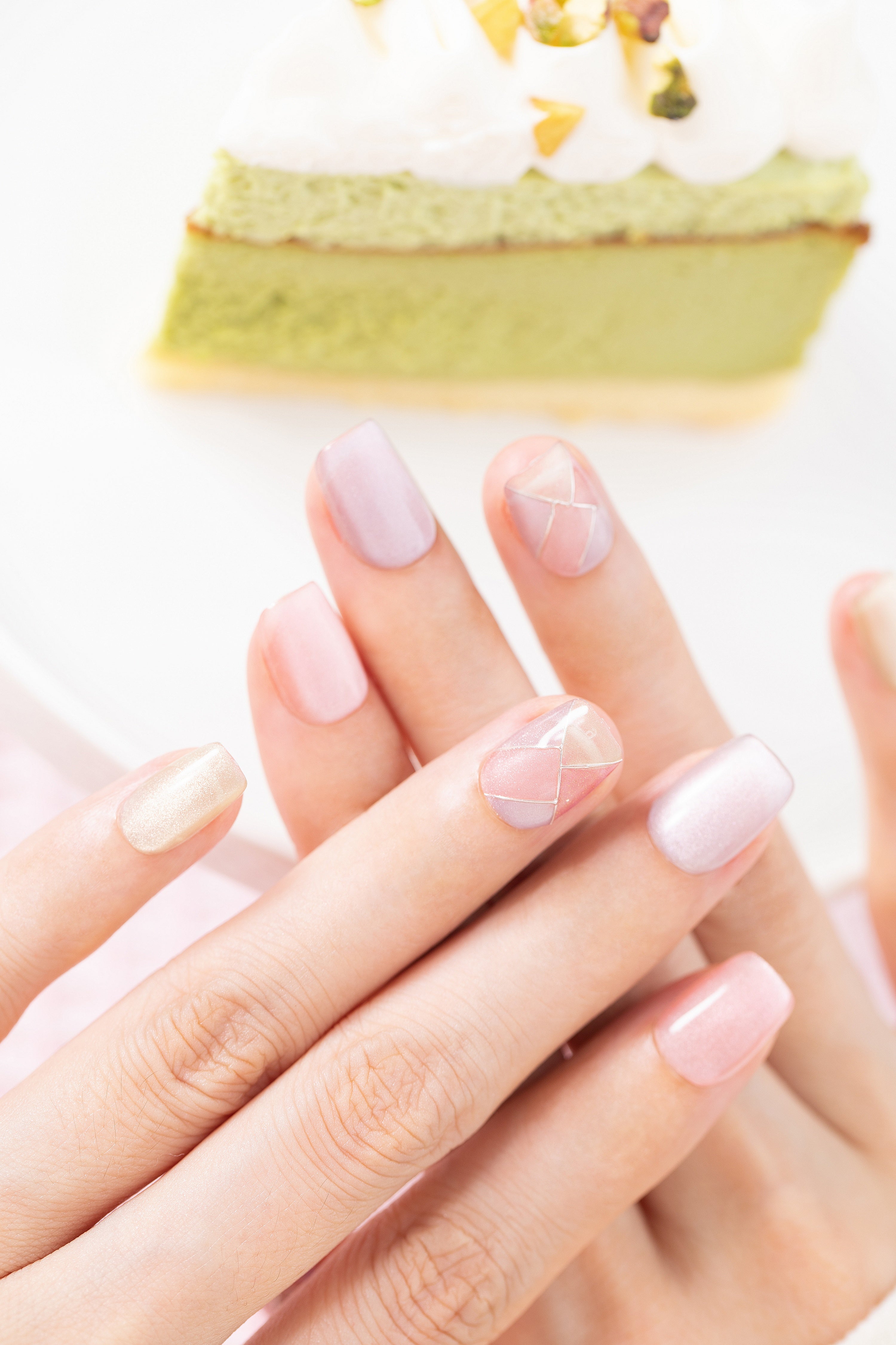 ootd.nail トライカラーブロッキング ジェルネイルチップ 着用イメージ｜ピンク・ラベンダー・ベージュを組み合わせた繊細デザイン。上品で柔らかな印象を与える大人のリユーザブルネイル。