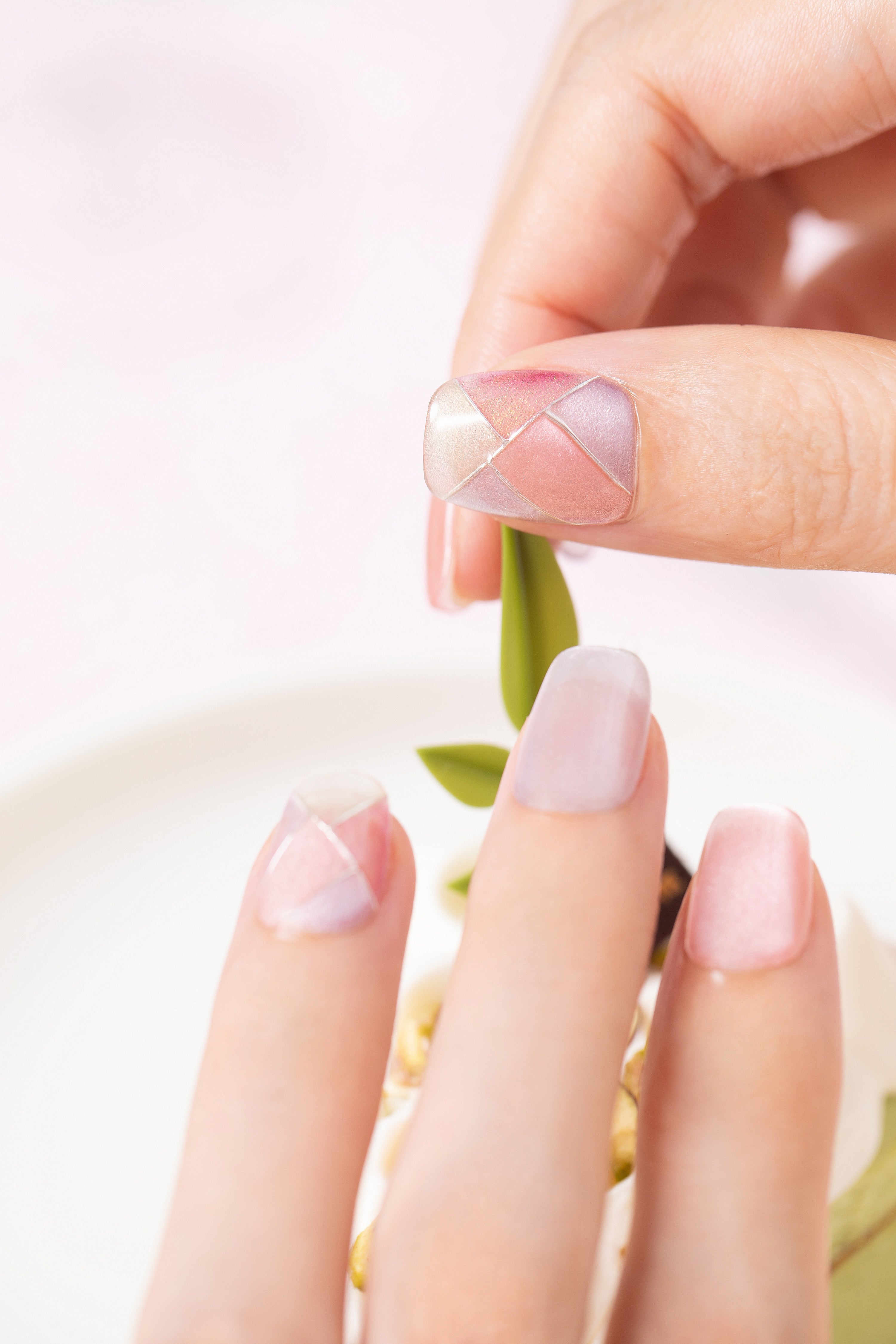 ootd.nail トライカラーブロッキング ジェルネイルチップ 着用イメージ｜ピンク・ラベンダー・ベージュを組み合わせた繊細デザイン。上品で柔らかな印象を与える大人のリユーザブルネイル。
