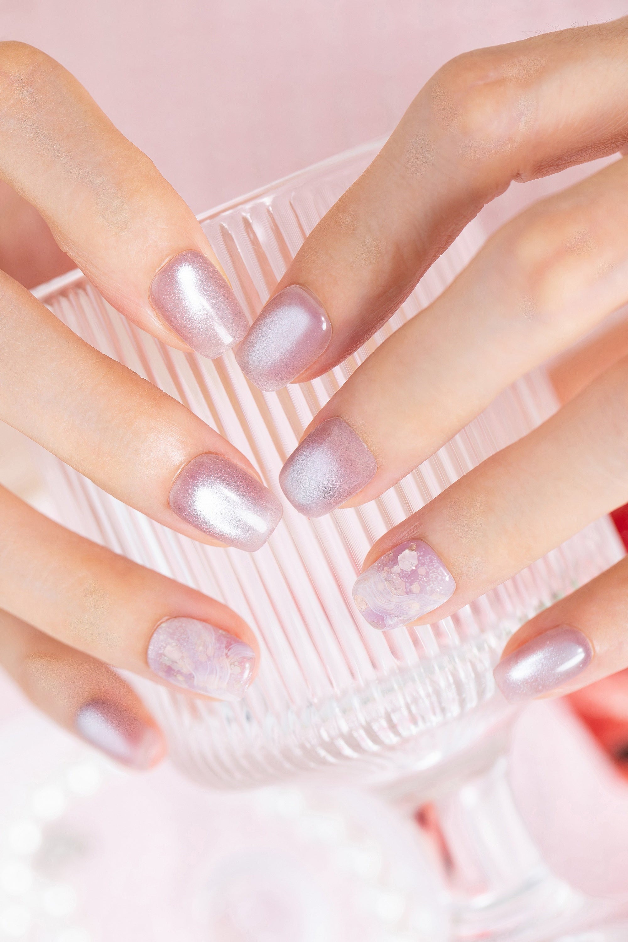 ootd.nail ラベンダーマーブル ジェルネイルチップ 着用イメージ｜透け感のあるくすみラベンダーにシェルを散りばめた上品デザイン。大人可愛い指先を演出するサロン級ネイル。