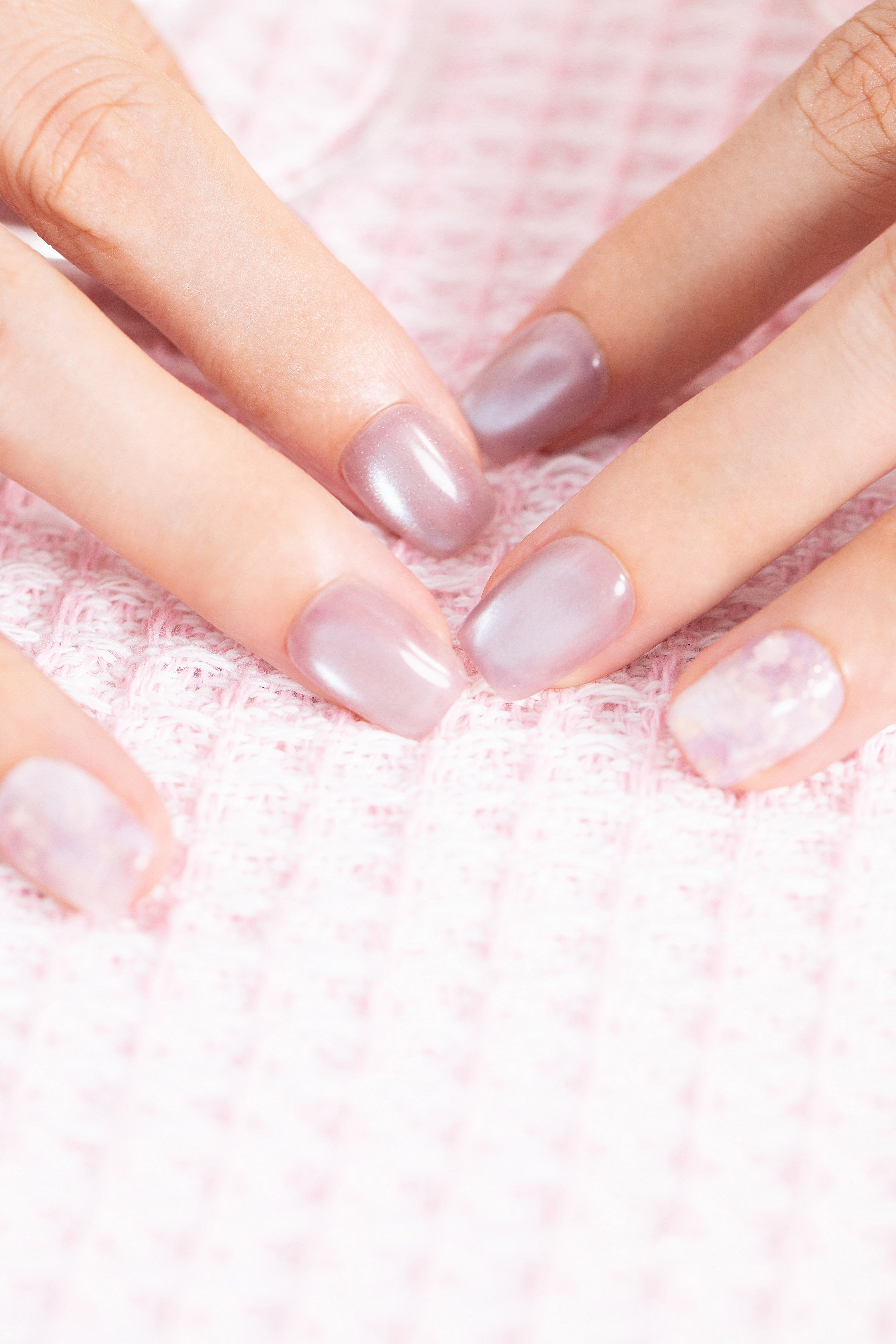 ootd.nail ラベンダーマーブル ジェルネイルチップ 着用イメージ｜透け感のあるくすみラベンダーにシェルを散りばめた上品デザイン。大人可愛い指先を演出するサロン級ネイル。