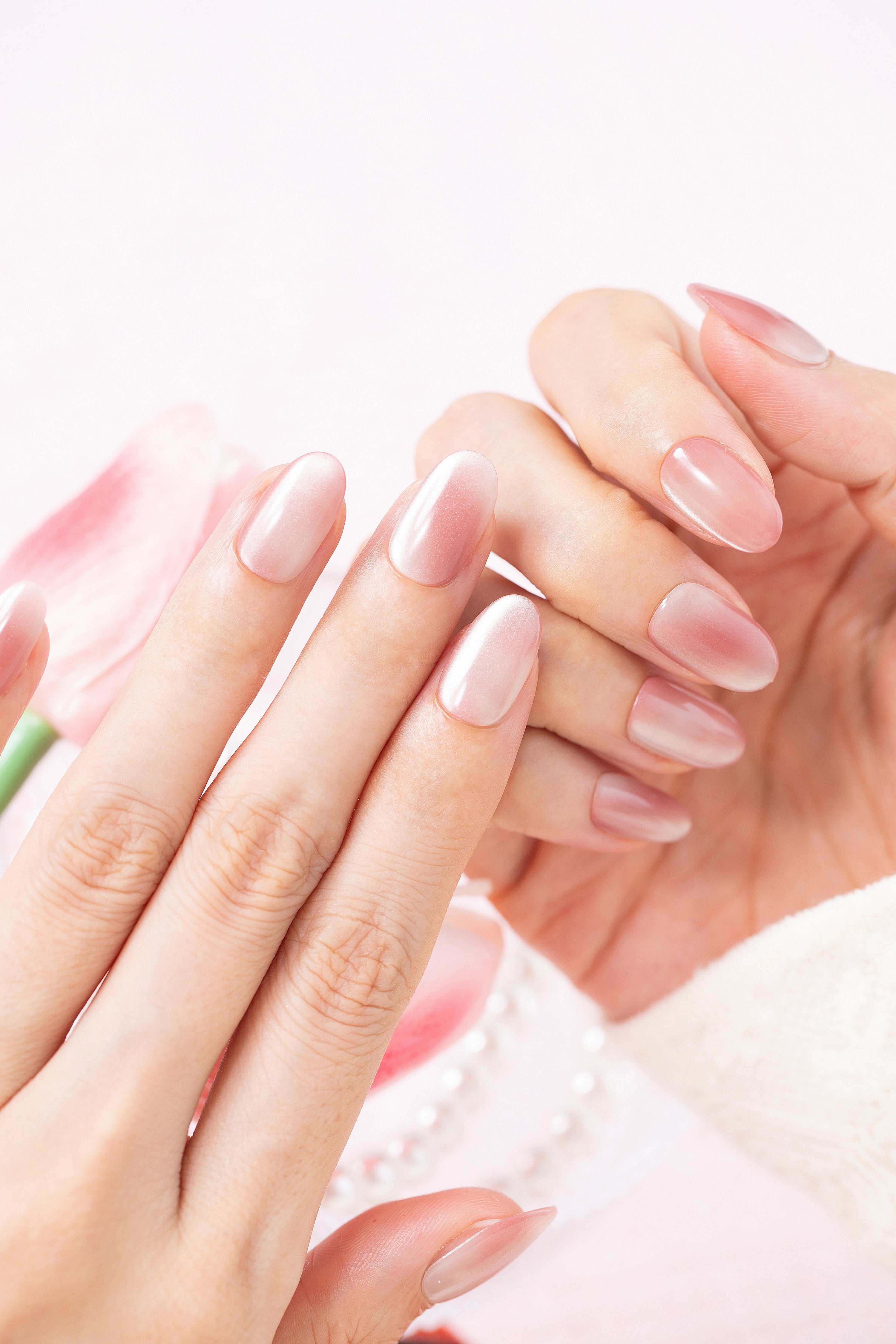 ootd.nail ピンクグラデーション ジェルネイルチップ 着用イメージ｜透明感のある艶ピンクが指先を美しく見せる上品デザイン。オフィスにもデートにもおすすめ。