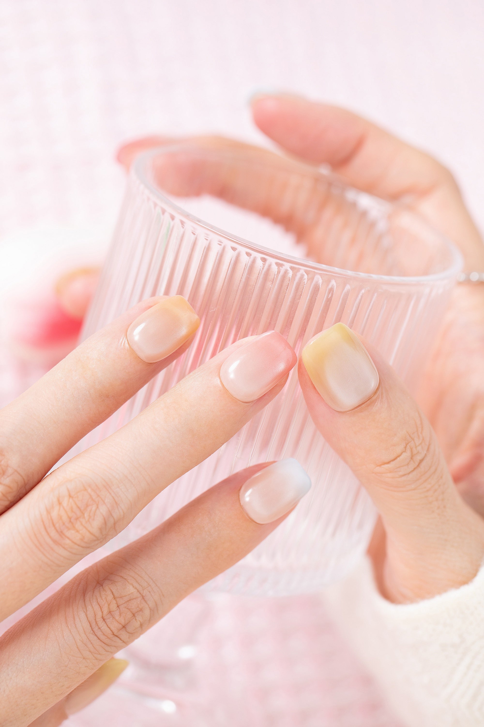 ootd.nail パステル グラデーション ジェルネイルチップ 着用イメージ｜春ネイル・上品・ナチュラル