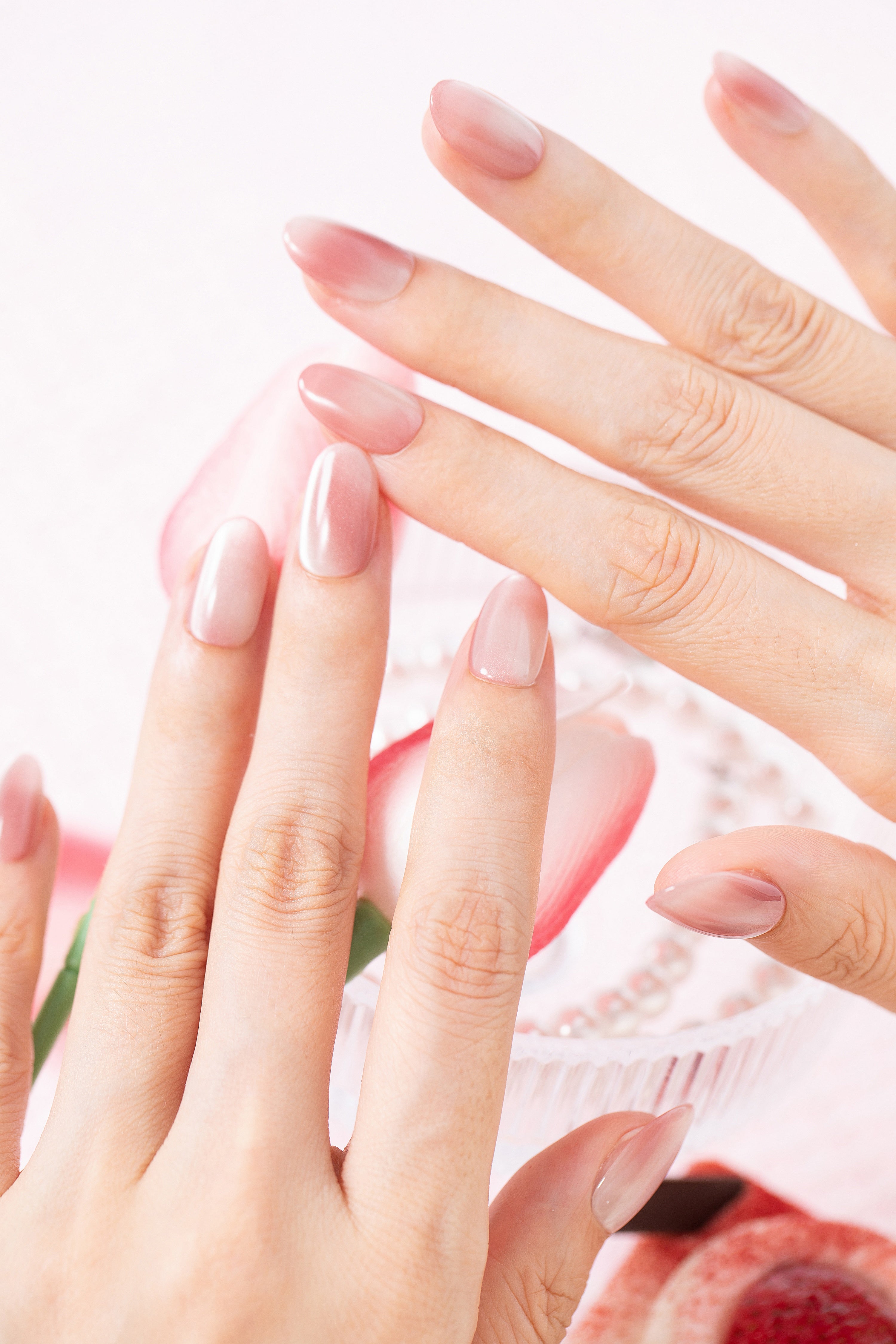 ootd.nail ピンクグラデーション ジェルネイルチップ 着用イメージ｜透明感のある艶ピンクが指先を美しく見せる上品デザイン。オフィスにもデートにもおすすめ。