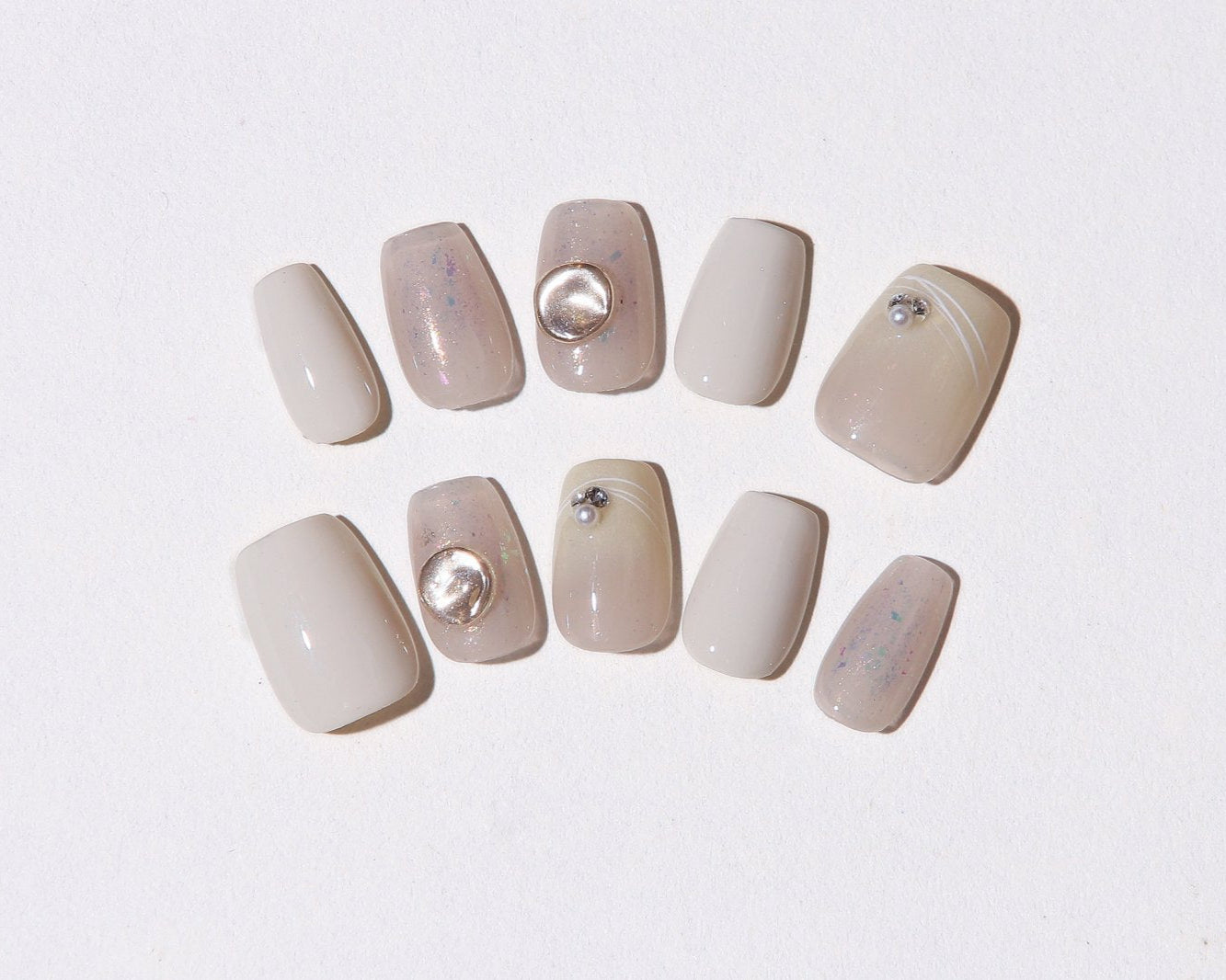 ootd.nail グレージュ × メタルパーツ ジェルネイルチップ｜上品なグレージュにメタリックチャームと細ラインを合わせた大人ニュアンスデザイン。オフィスにも使えるリユーザブルネイル。
