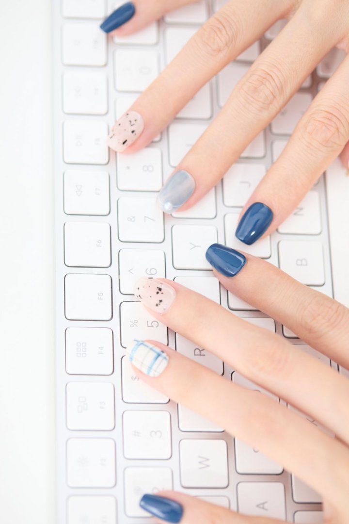 ootd.nail ネイビー × チェック柄 ジェルネイルチップ 着用イメージ｜濃紺、ブルーチェック、スプリンクル柄を組み合わせた上品カジュアルなデザイン。繰り返し使えるリユーザブルネイルチップ。