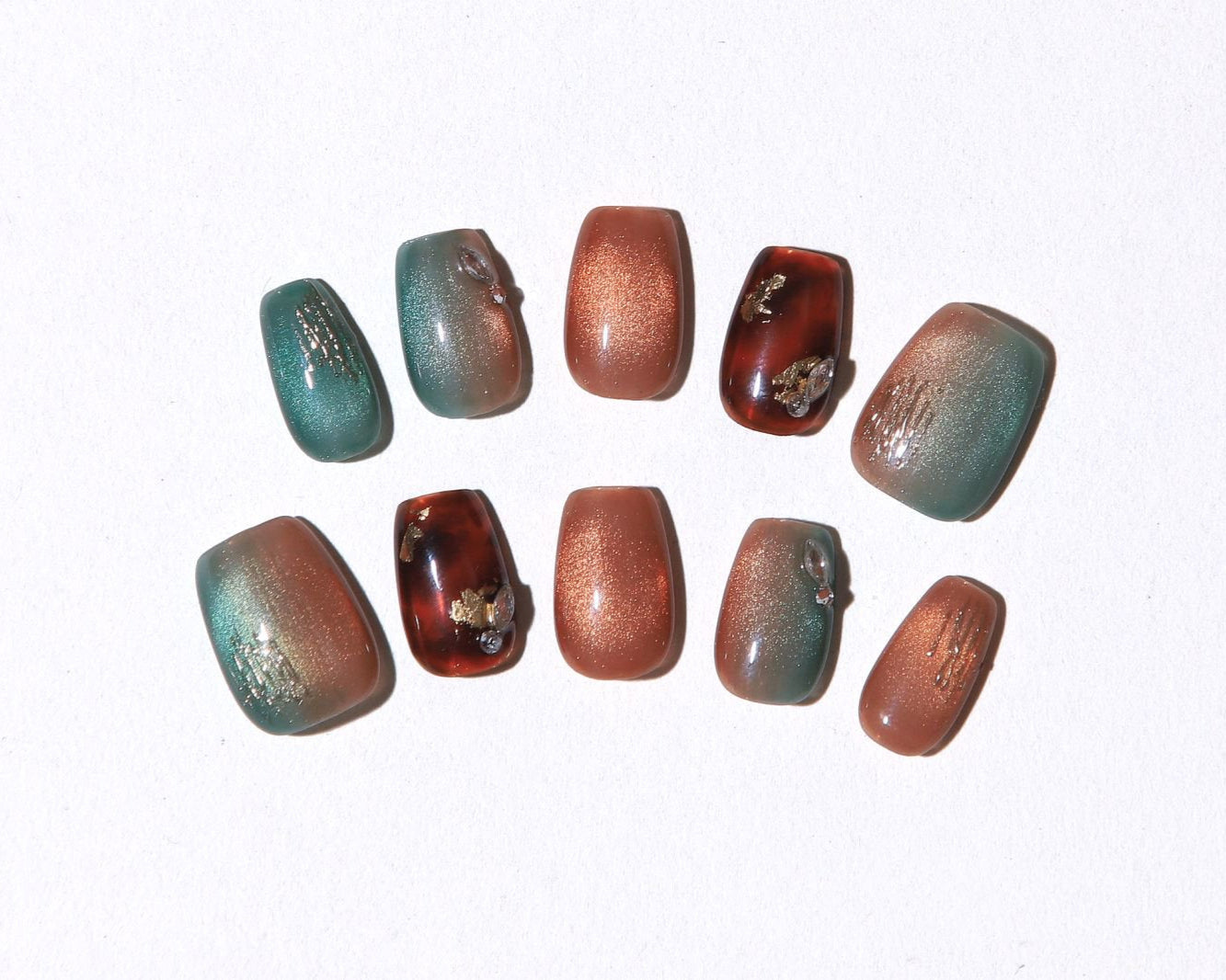 ootd.nail グリーンブラウン ジェルネイルチップ｜深みのあるグリーンとブラウンのグラデーションに、金箔風アートを施したモードなデザイン。秋冬にぴったりの繰り返し使えるジェルネイルチップ。