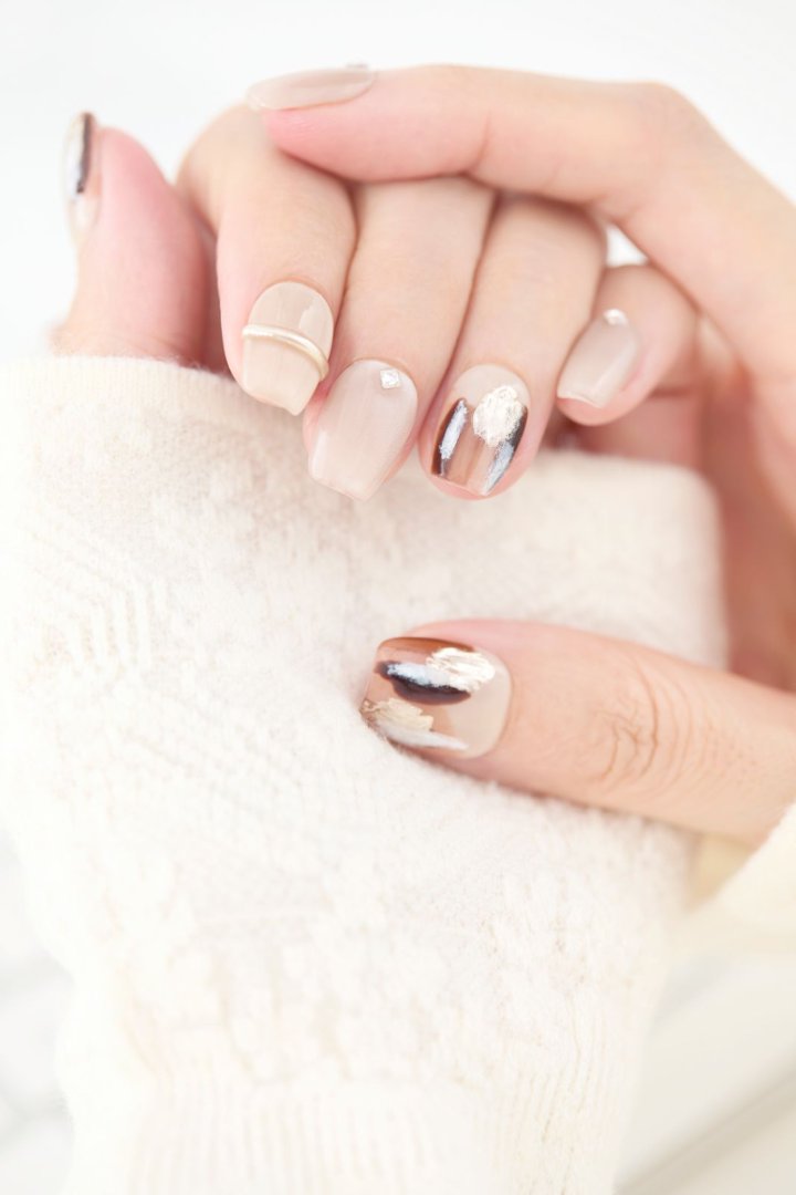 ootd.nail ブラウンニュアンス ジェルネイルチップ｜ブラウンとベージュを重ねたニュアンスデザインに、メタルパーツと控えめなラメを添えた上品な仕上がり。落ち着いた印象でオフィスにもぴったりな、繰り返し使えるジェルネイルチップ。