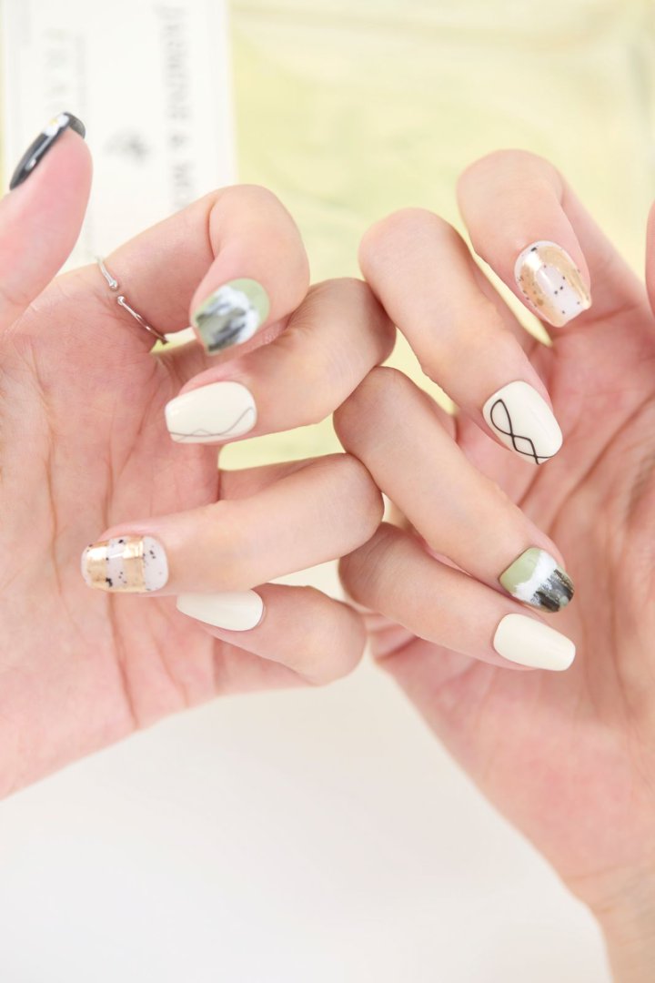 ootd.nail ホワイト × ニュアンスアート ジェルネイルチップ 着用イメージ｜白ベースにブラックライン・グリーンニュアンス・さりげないフラワーを組み合わせたおしゃれデザイン。繰り返し使えるリユーザブルネイル。