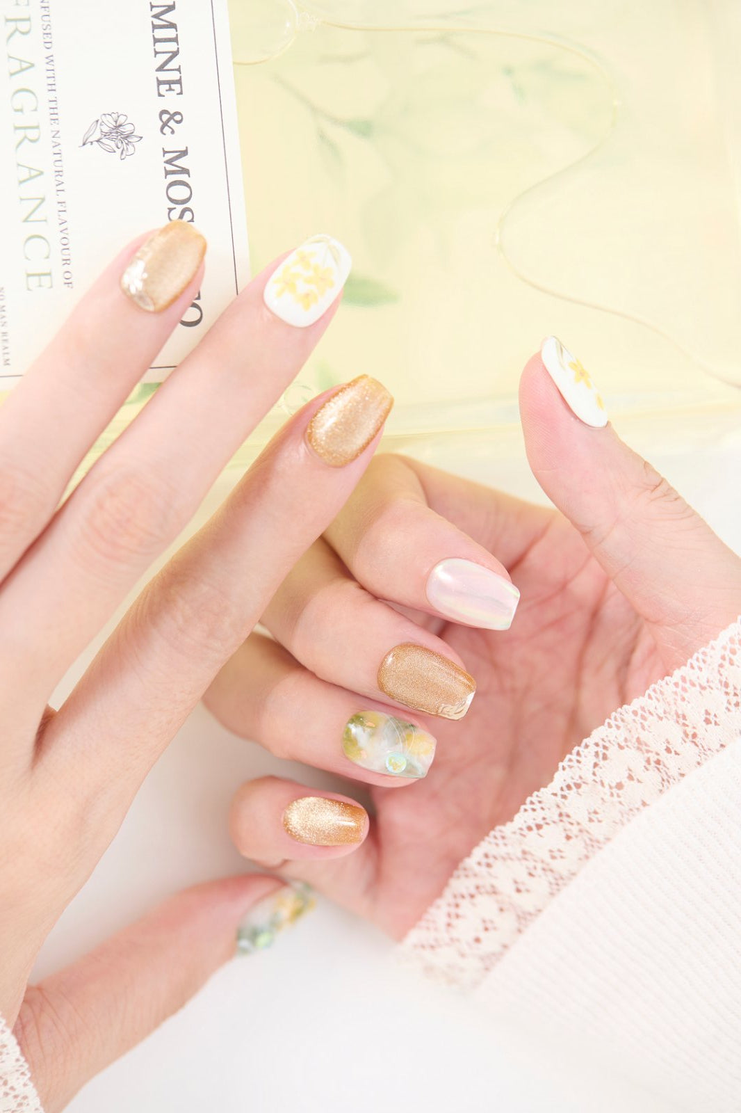 ootd.nail イエローフラワー ジェルネイルチップ 着用イメージ｜黄色い花柄とゴールド、オーロラの輝きが美しいデザイン。指先を華やかに魅せる、繰り返し使えるジェルネイルチップ。