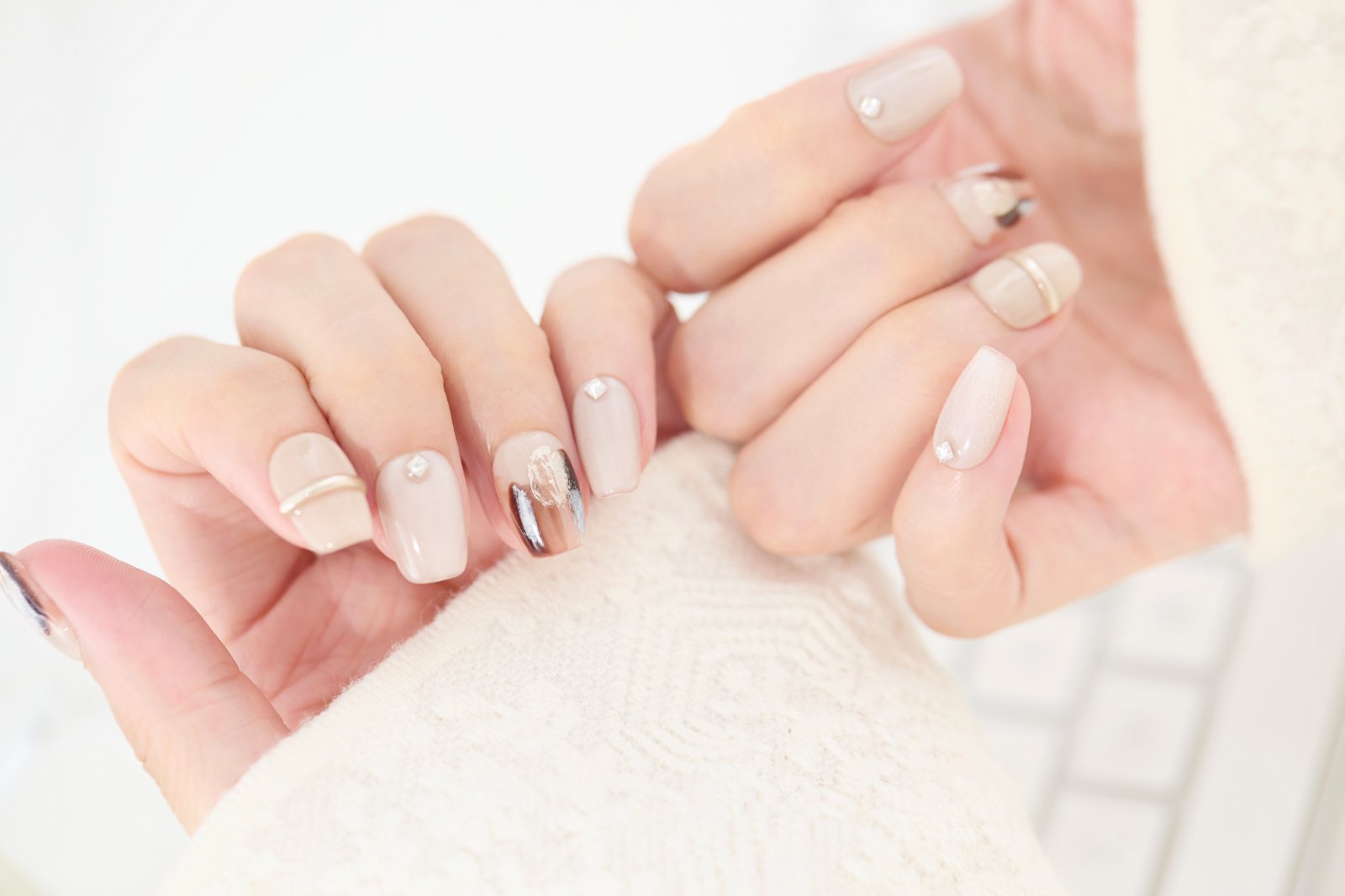 ootd.nail ベージュ × ブラウンニュアンス ジェルネイルチップ 着用イメージ｜繊細なミラーブラウンとベージュを重ねたアートが指先を上品に彩るデザイン。繰り返し使えるリユーザブルネイル。