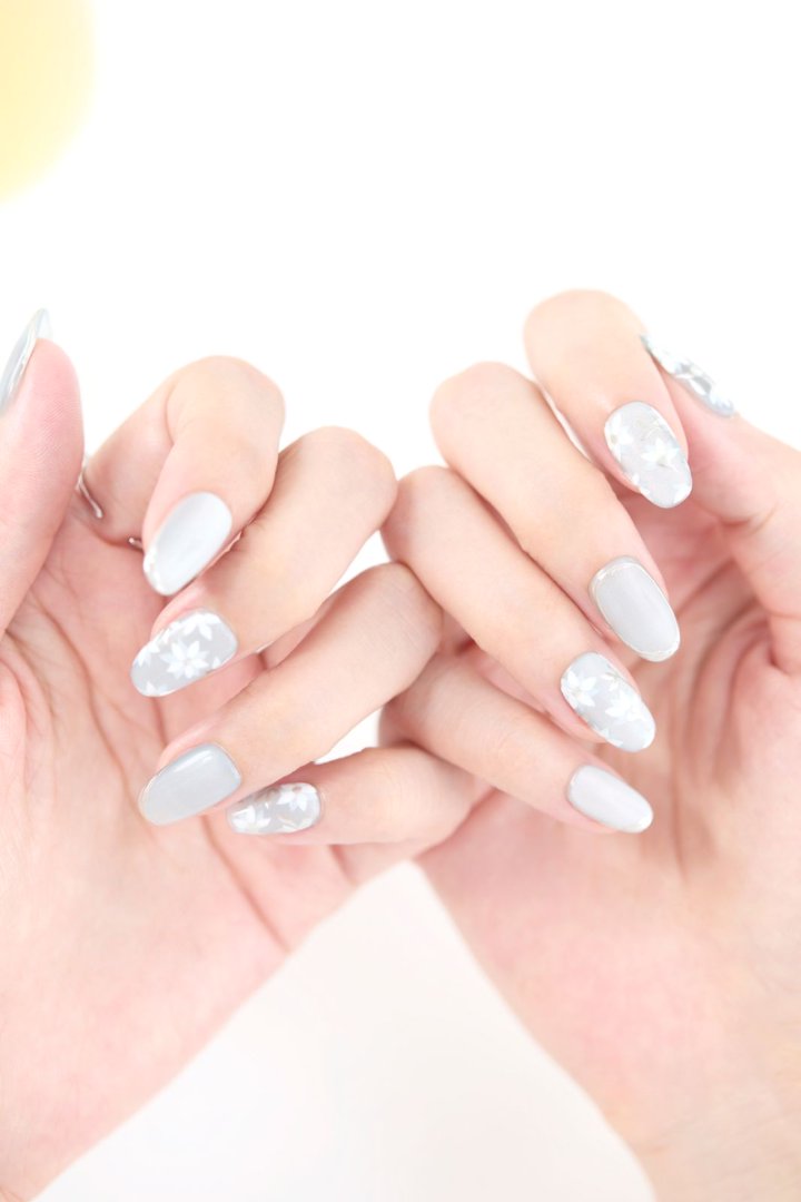 ootd.nail フラワーブルー ジェルネイルチップ 着用イメージ｜くすみブルーにホワイトフラワーが映える上品デザイン。指先を爽やかに彩る大人のナチュラルネイル。