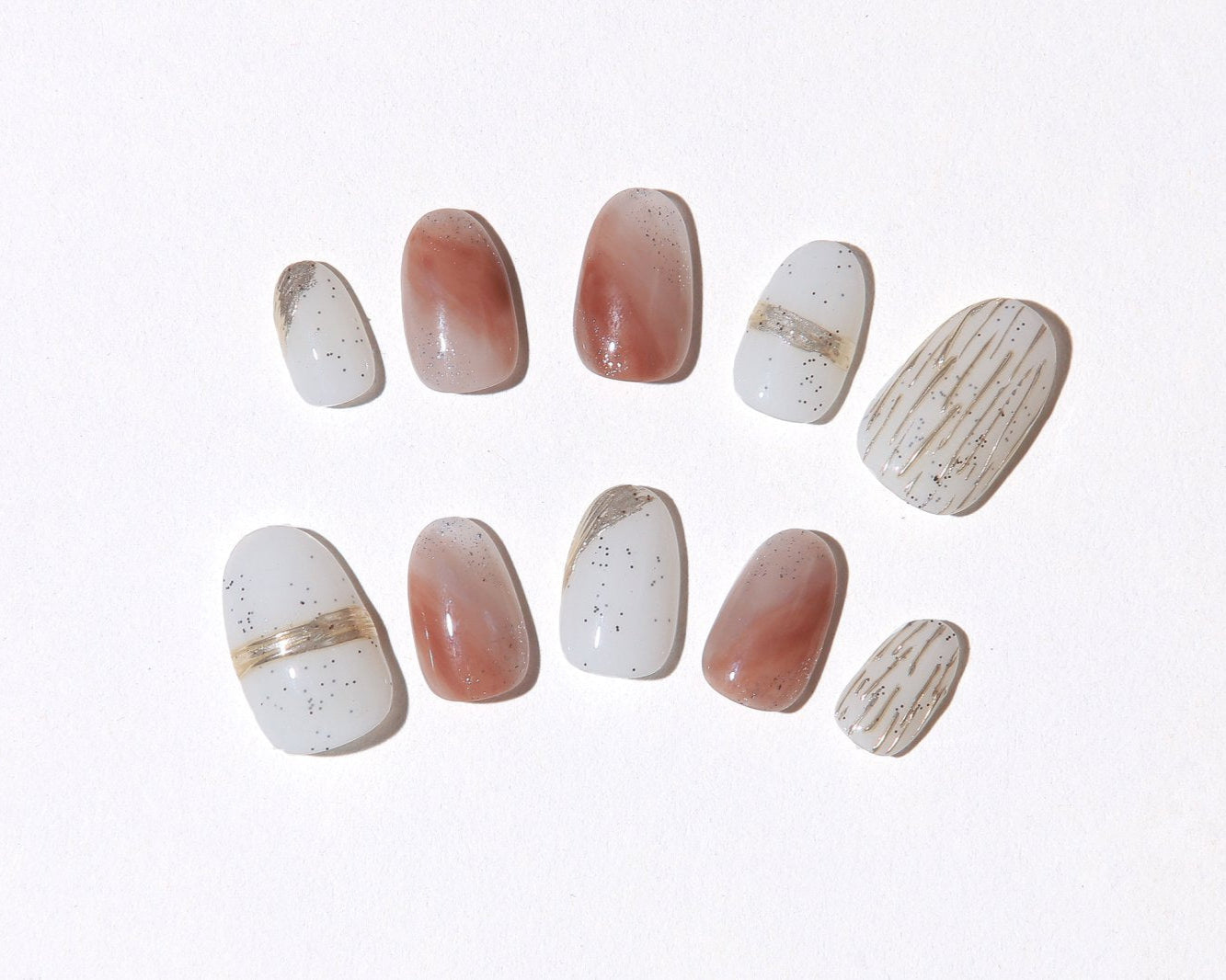 ootd.nail ホワイト × ブラウンニュアンス ジェルネイルチップ｜白ベースにゴールドライン、ブラウンのにじみアート、細ラインデザインがおしゃれな大人ニュアンス。繰り返し使えるリユーザブルネイル