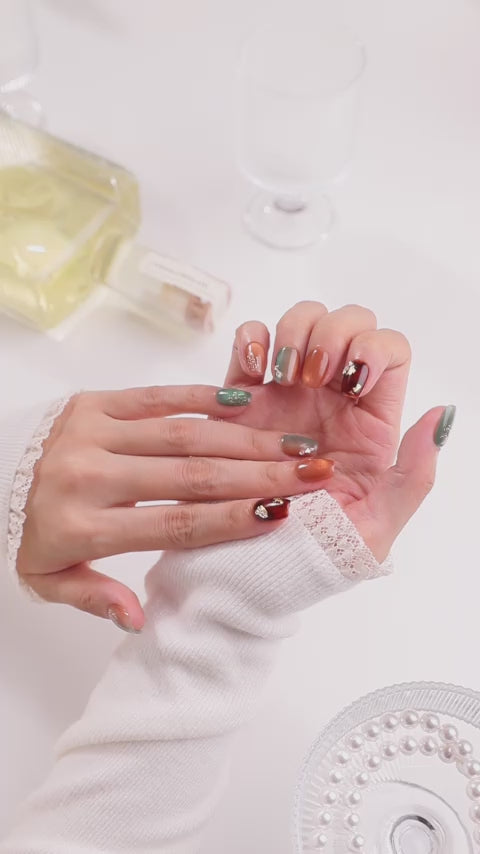 ootd.nail グリーンブラウン ジェルネイルチップ 着用movie｜カーキグリーンとブラウンの上品グラデーションに、金箔＆ビジューをあしらった大人デザイン。秋冬ファッションに映える繰り返し使えるネイルチップ。