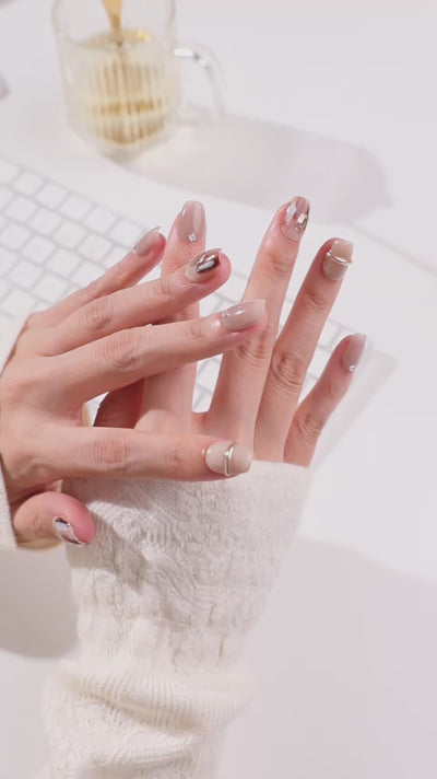 ootd.nail ベージュ × ブラウンニュアンス ジェルネイルチップ 着用movie｜繊細なミラーブラウンとベージュを重ねたアートが指先を上品に彩るデザイン。繰り返し使えるリユーザブルネイル。