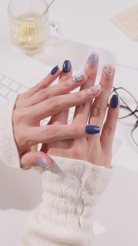 ootd.nail ネイビー × チェック柄 ジェルネイルチップ 着用movie｜濃紺、ブルーチェック、スプリンクル柄を組み合わせた上品カジュアルなデザイン。繰り返し使えるリユーザブルネイルチップ。