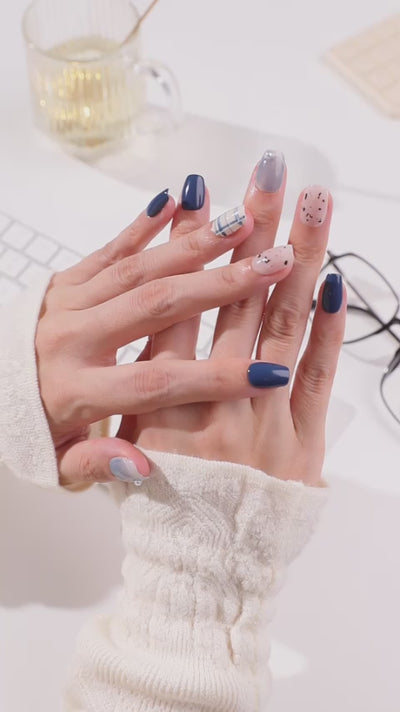 ootd.nail ネイビー × チェック柄 ジェルネイルチップ 着用movie｜濃紺、ブルーチェック、スプリンクル柄を組み合わせた上品カジュアルなデザイン。繰り返し使えるリユーザブルネイルチップ。