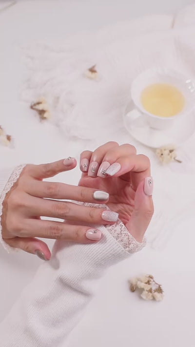 ootd.nail ヌードピンク × シルバーラメ ジェルネイルチップ 着用イメージ｜上品なピンクベージュにストーンとラメを散りばめた清楚な指先を演出movie。デートやオフィスにも使える繰り返し使えるリユーザブルネイル。