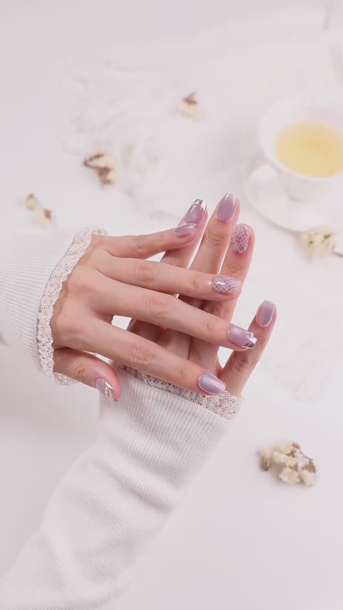 ootd.nail ピンクラメ ×オーロラ　チェック柄　ジェルネイルチップの着用movieイメージ｜くすみピンクにシルバーラメ、繊細なパールアートとシルバーフレンチデザインを組み合わせた大人可愛いデザイン。繰り返し使えるリユーザブルネイル。