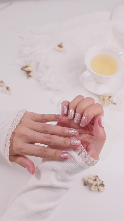 ootd.nail ピンクラメ × クリアニュアンス ジェルネイルチップ 着用movieイメージ｜淡いピンクに大粒ラメ、オーロラ風の透け感アートとストーンが輝くフェミニンデザイン。結婚式・デートに人気のリユーザブルネイル。