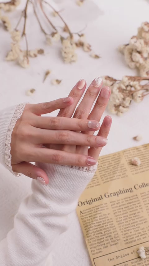 ニュアンスベージュ×ピンクのジェルネイルチップ着用動画｜ジェルネイルチップ｜ootd.nail｜ニュアンスベージュピンク｜ショートラウンド｜大人の指先に馴染む上品デザイン